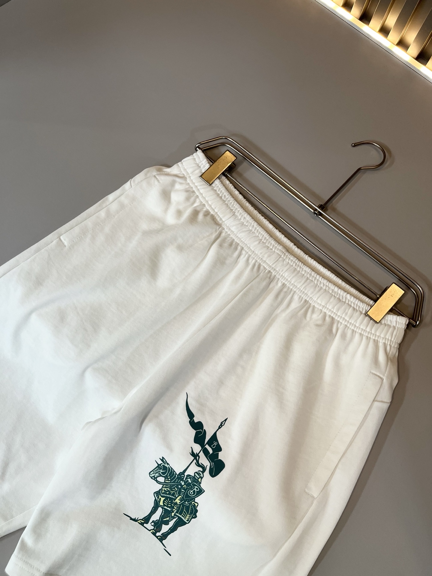  Bur*erry 巴*莉 2025春夏新款男女同款👫休闲套装，品牌最新设计元素！既不单调也不复杂，好