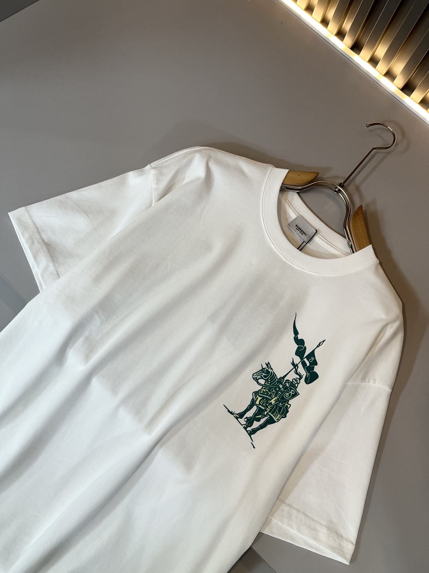   Bur*erry 巴*莉 2025春夏新款男女同款👫休闲套装，品牌最新设计元素！既不单调也不复杂，好