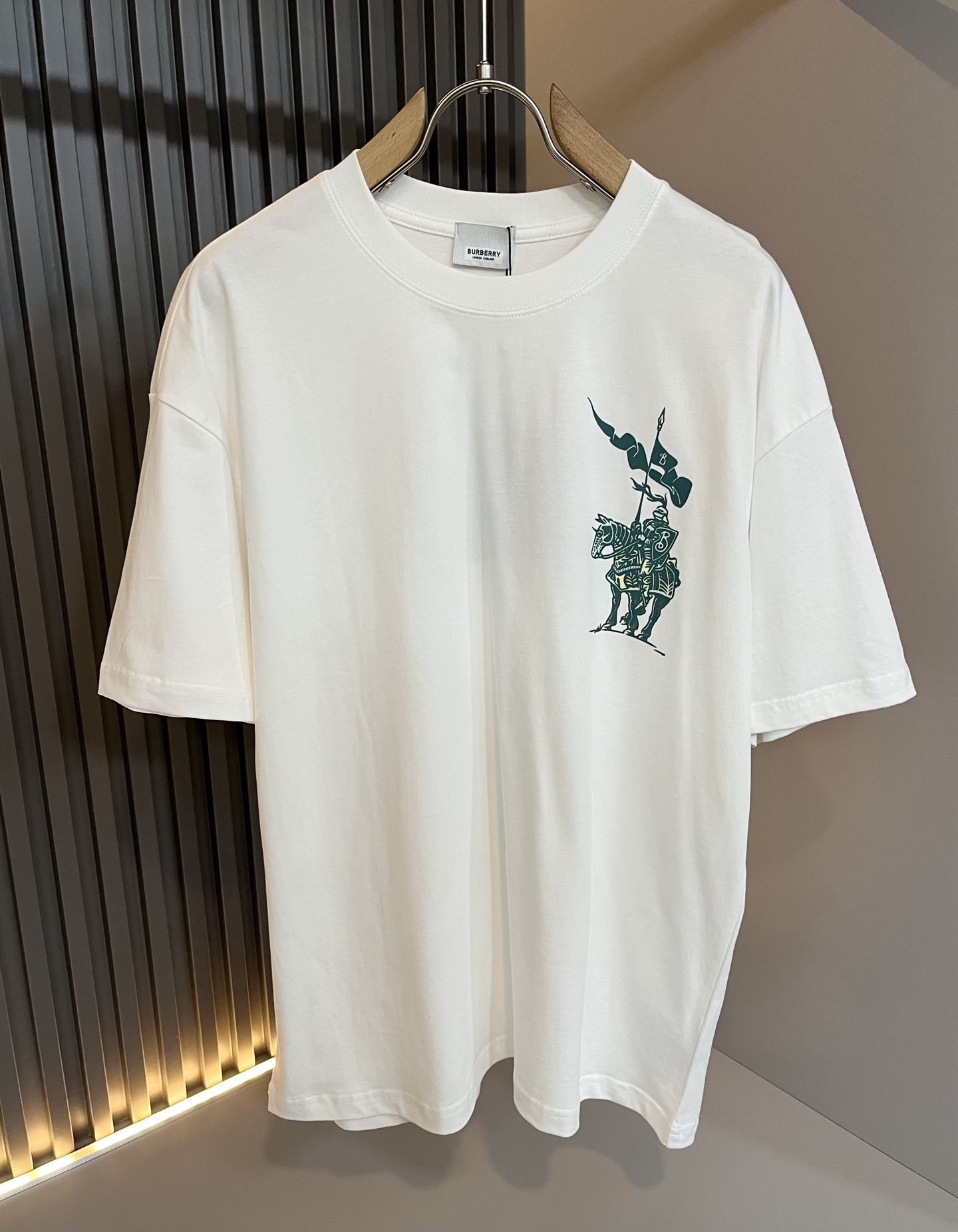   Bur*erry 巴*莉 2025春夏新款男女同款👫休闲套装，品牌最新设计元素！既不单调也不复杂，好