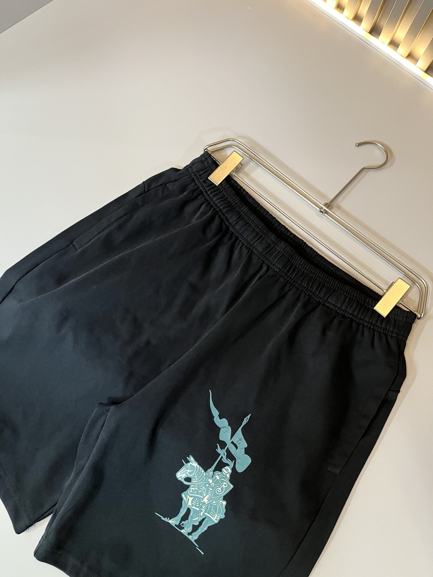   Bur*erry 巴*莉 2025春夏新款男女同款👫休闲套装，品牌最新设计元素！既不单调也不复杂，好