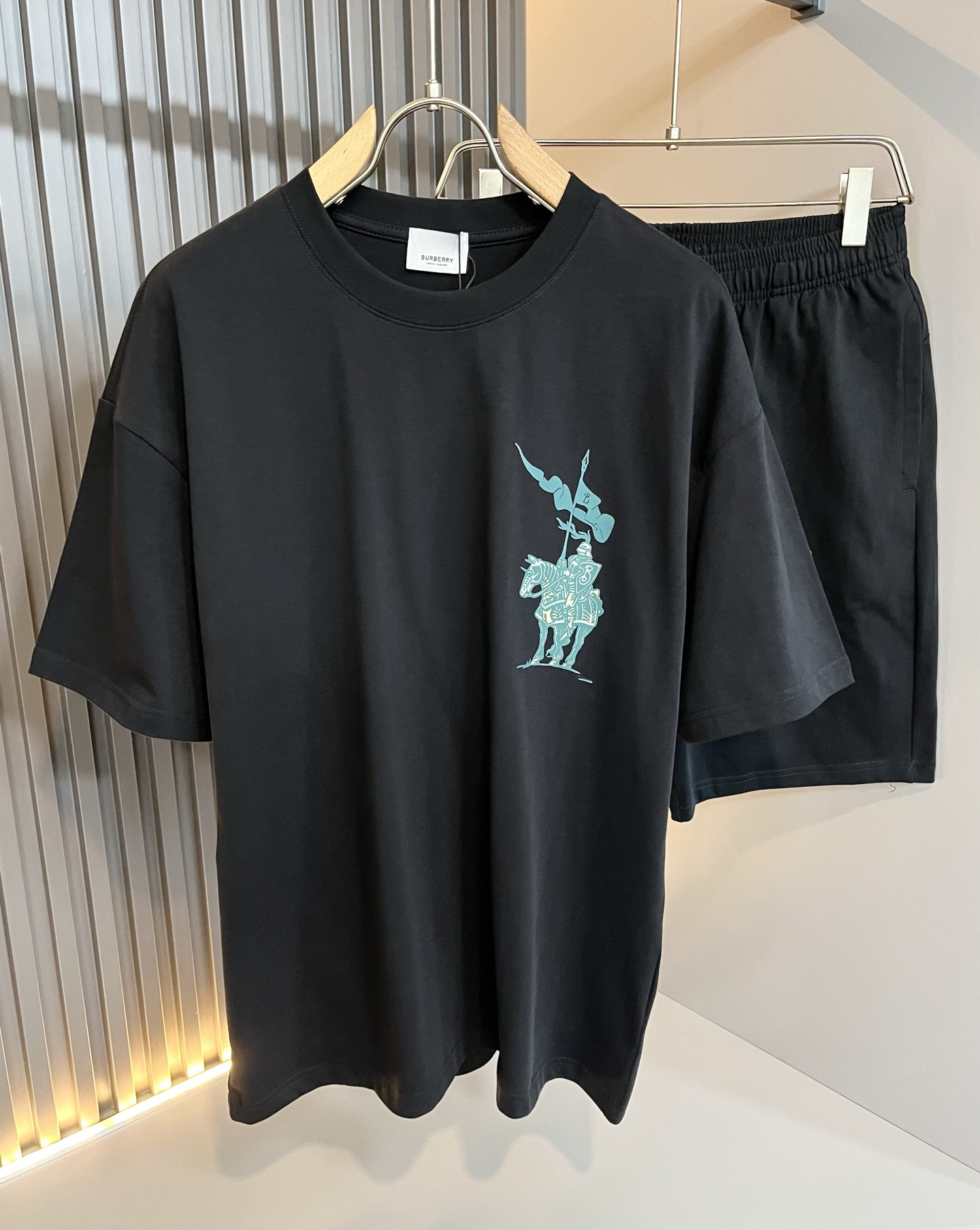   Bur*erry 巴*莉 2025春夏新款男女同款👫休闲套装，品牌最新设计元素！既不单调也不复杂，好