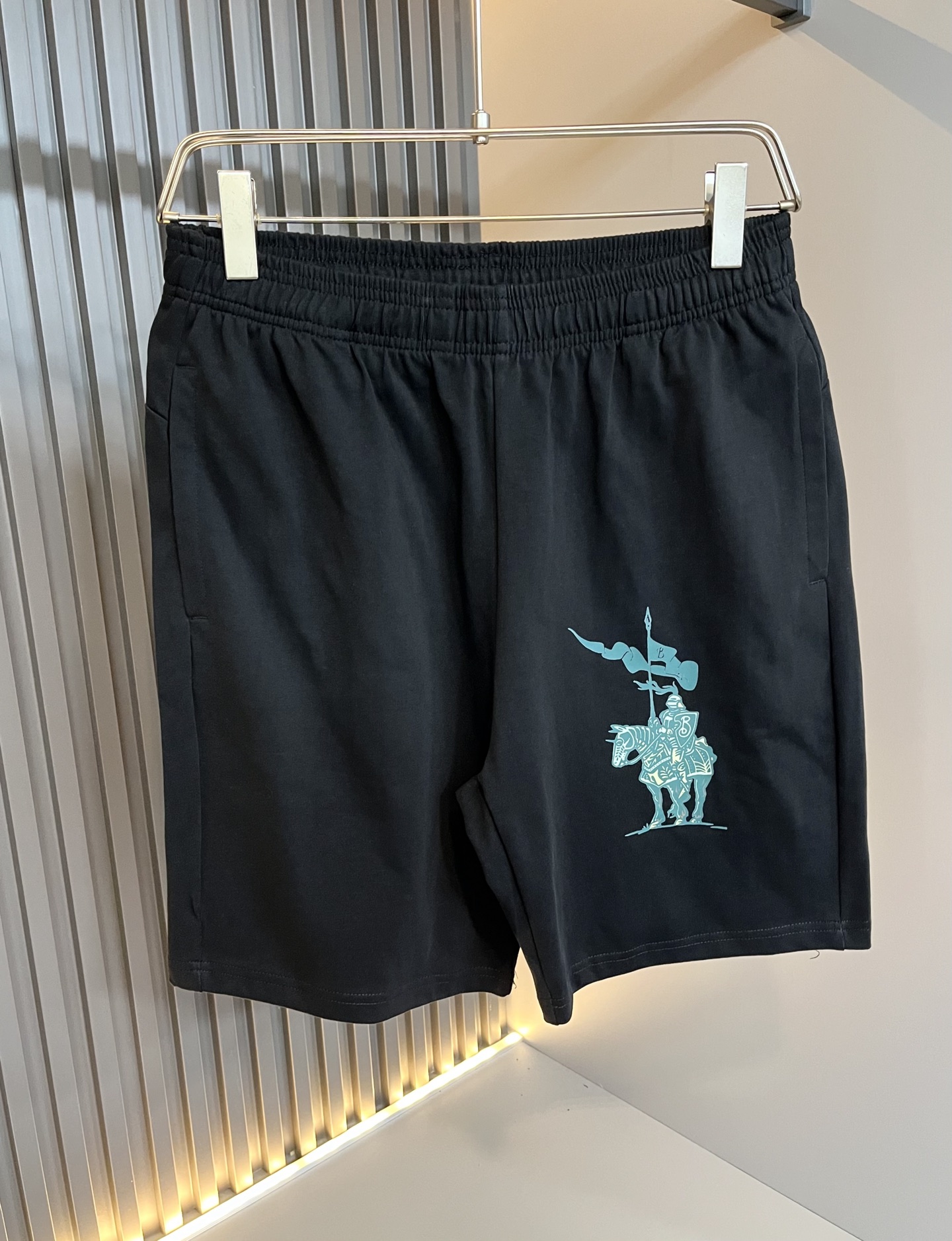   Bur*erry 巴*莉 2025春夏新款男女同款👫休闲套装，品牌最新设计元素！既不单调也不复杂，好