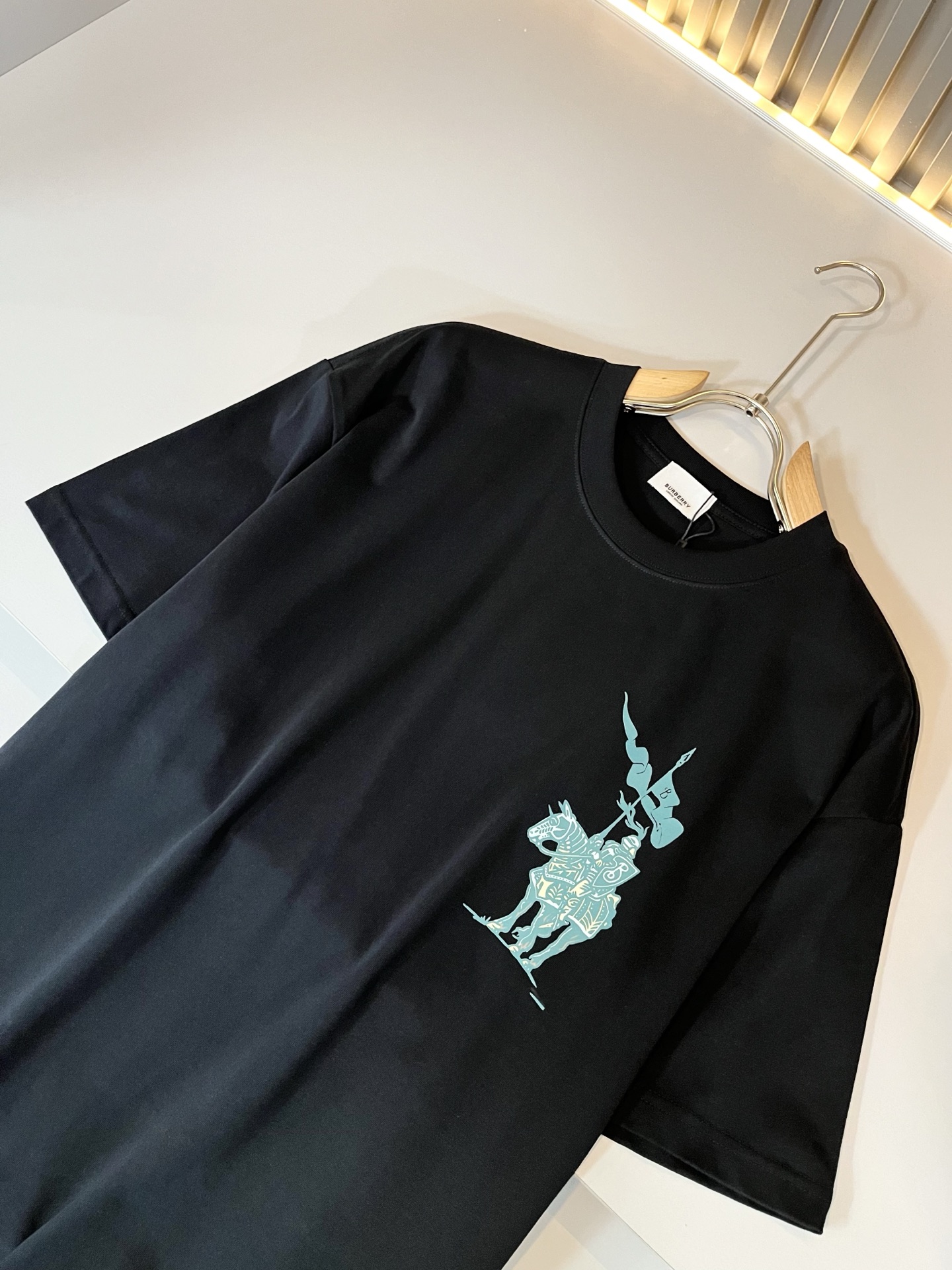   Bur*erry 巴*莉 2025春夏新款男女同款👫休闲套装，品牌最新设计元素！既不单调也不复杂，好