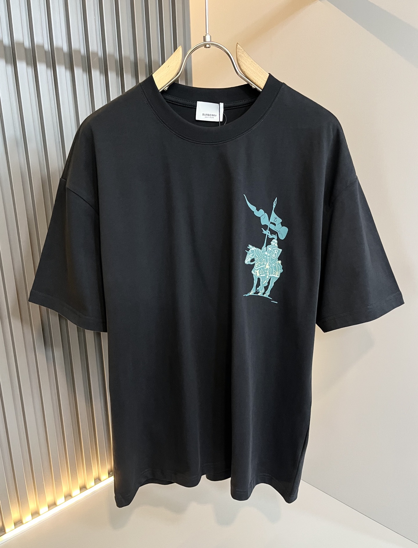   Bur*erry 巴*莉 2025春夏新款男女同款👫休闲套装，品牌最新设计元素！既不单调也不复杂，好