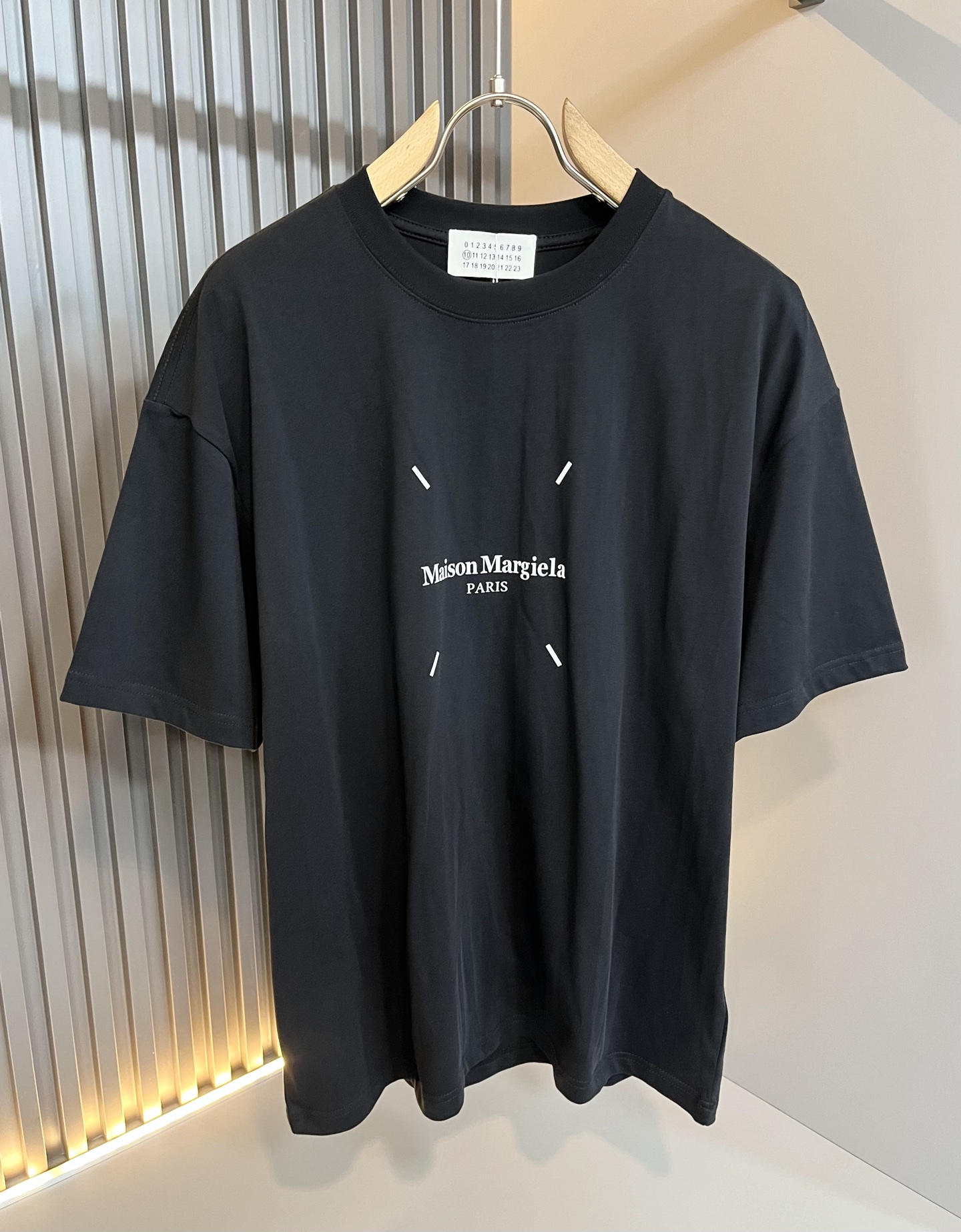 NO:473764,A set of Majra maison margiel 2025 spring and summer new men and women's casual suits, which are available at the same time in the counter!  Customized exclusive wash water pure cotton fabric, and body glue-pressing logo design!  Simple and generous, calm and versatile, extremely high-end, perfectly integrated with fashion and style, a top fashionable style that perfectly suits the outside wear!  The overall feeling is natural!  Extremely classic versatile casual pants, customized original cotton fabric!  The ultimate perfection of heavy industry!  Fans who pursue high quality are please buy them by themselves, and all fans who know the goods are invited to appreciate this model together!  !  Size S-2XL, Masion Margiela, Alexander wang19860909一套 马吉拉 maison margiel 2025春夏新款男女同款休闲套装,专柜同步发售！定制专属洗水纯棉面料,衣身压胶logo设计！简约大方,从容百搭,档次极高,完美融入时尚还有风情感一款完美符合外穿的顶尖时髦气质款！整体给人浑然天成的感觉！极致经典的百搭型休闲裤,定制原版纯棉面料！极致的重工极致的完美！追求高品质的粉丝们请自行抢购,诚邀所有识货的粉丝一同鉴赏此款！！尺码S-2XL,,masion margiela,alexander wang,Men's clothing