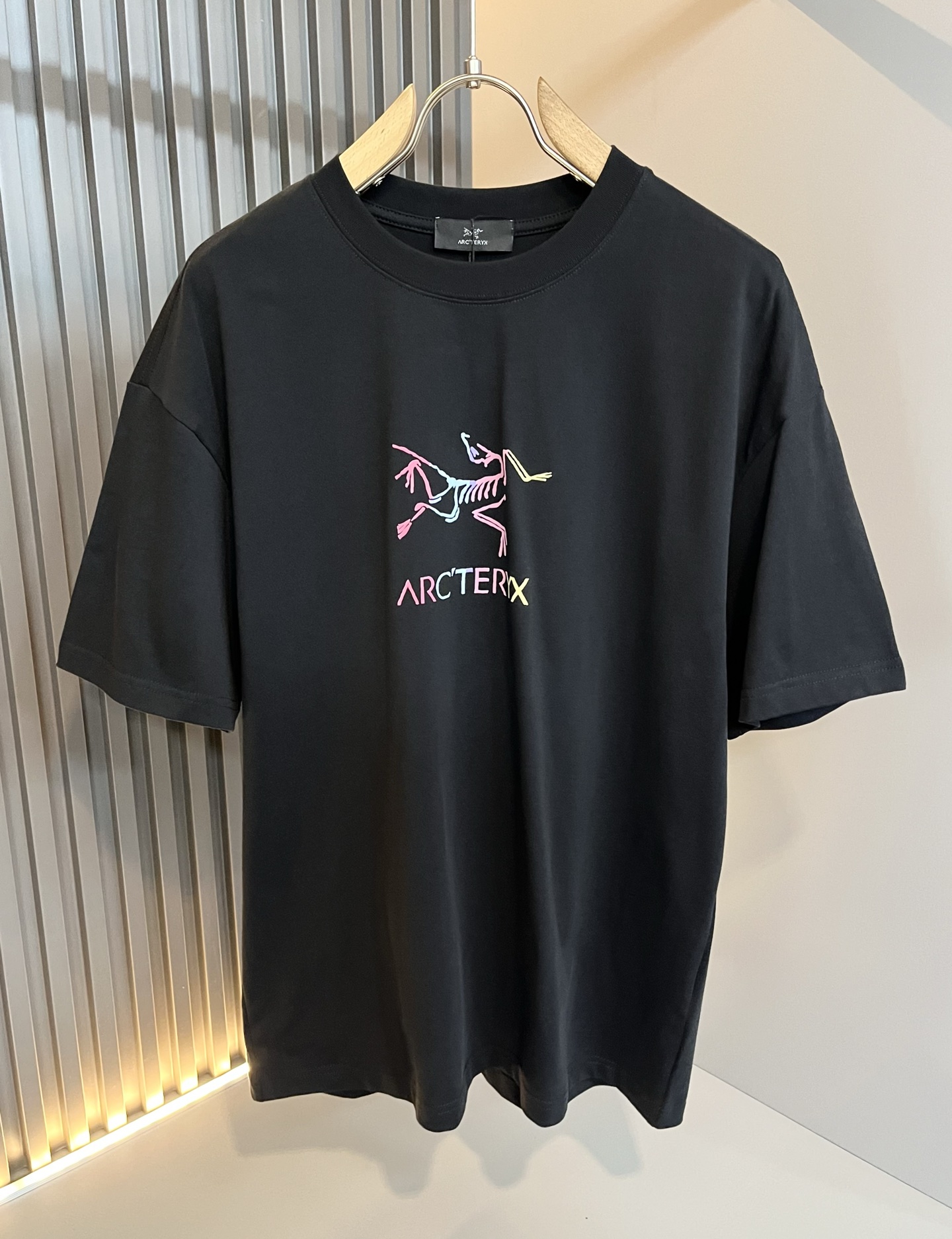 NO:473758,A set of ARCTER*X Original Archaeological Bird 2025 spring and summer new casual set, outdoor brands may first think of Canadian goose and Archaeological Bird. It gives people a feeling of trying out the label!  In addition to being quite accomplished in style design, the most obvious or most expert should be to have deeper and unique insights and attainments in fabrics. Through continuous structural research and problem-solving, and characterized by unique research on fabrics, these alone are enough to support it to become the first new logo brand image in the clothing manufacturing industry. This model is made of quick-drying fabric!  Through precision, the hand feels smooth and soft, and both has natural beauty and comfort. The large body style is cut cleanly and cleanly, and the fabric shows a different hazy structural beauty. It is made of exclusive mold customization. The fabric and its technology test the workers, can be smooth and smooth without wrinkles!  Glue-pressing design for body logo pattern!  It really tests the handmade work of every master!  It makes the overall clean and neat, without leaving any thread. Now the neutrality that pursues life is more refined in life!  Size S-2XL, arc'teryx,alexander wang19860909一套 ARCTER*X始*祖鸟 2025春夏新款休闲套装,户外品牌可能大家第一想到的就是加拿大鹅、始祖鸟.给人一种标签试的感觉！除了在款式设计上颇有造诣之外,最明显或者说最为拿手的,应该就是在面料上的拥有更深独特见解跟造诣了.通过不断地结构研究和问题处理,在以面料独特研究为特征,仅凭这些就已经足以支撑其成为服装制造行业中,首屈可数的新标志品牌形象.此款采用速干面料材质！通过精工手感细滑柔软,同时兼具自然美感跟舒适度.大身上版型裁剪简洁干净,面料上显现出了不一样朦胧的结构性美感来.独家开模定制而成,面料及其考验工人的技术,能做到平整服帖又不起皱！衣身logo图案压胶设计！真的是很考验每位师傅的手工制作！使得整体干净利索,不留一丝线头.现在对于生活有所追求的中性也在生活中更为精致！尺码S-2XL,arc'teryx,alexander wang,Men's clothing