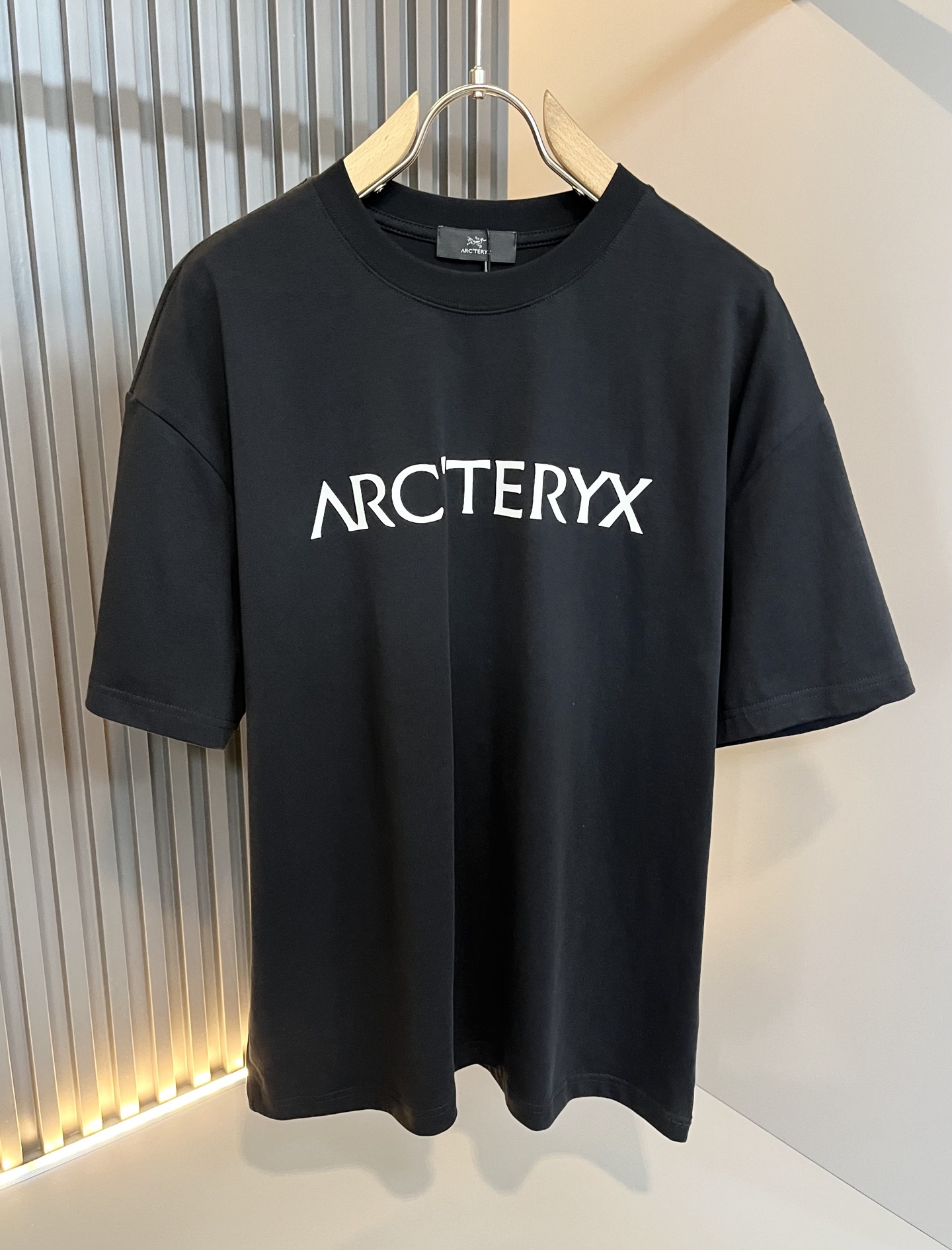 NO:473746,A set of ARCTER*X Original Archaeological Bird 2025 spring and summer new casual set, outdoor brands may first think of Canadian goose and Archaeological Bird. It gives people a feeling of trying out the label!  In addition to being quite accomplished in style design, the most obvious or most expert should be to have deeper and unique insights and attainments in fabrics. Through continuous structural research and problem-solving, and characterized by unique research on fabrics, these alone are enough to support it to become the first new logo brand image in the clothing manufacturing industry. This model is made of quick-drying fabric!  Through precision, the hand feels smooth and soft, and both has natural beauty and comfort. The large body style is cut cleanly and cleanly, and the fabric shows a different hazy structural beauty. It is made of exclusive mold customization. The fabric and its technology test the workers, can be smooth and smooth without wrinkles!  Glue-pressing design for body logo pattern!  It really tests the handmade work of every master!  It makes the overall clean and neat, without leaving any thread. Now the neutrality that pursues life is more refined in life!  Size S-2XL, arc'teryx,alexander wang19860909一套 ARCTER*X始*祖鸟 2025春夏新款休闲套装,户外品牌可能大家第一想到的就是加拿大鹅、始祖鸟.给人一种标签试的感觉！除了在款式设计上颇有造诣之外,最明显或者说最为拿手的,应该就是在面料上的拥有更深独特见解跟造诣了.通过不断地结构研究和问题处理,在以面料独特研究为特征,仅凭这些就已经足以支撑其成为服装制造行业中,首屈可数的新标志品牌形象.此款采用速干面料材质！通过精工手感细滑柔软,同时兼具自然美感跟舒适度.大身上版型裁剪简洁干净,面料上显现出了不一样朦胧的结构性美感来.独家开模定制而成,面料及其考验工人的技术,能做到平整服帖又不起皱！衣身logo图案压胶设计！真的是很考验每位师傅的手工制作！使得整体干净利索,不留一丝线头.现在对于生活有所追求的中性也在生活中更为精致！尺码S-2XL,arc'teryx,alexander wang,Men's clothing