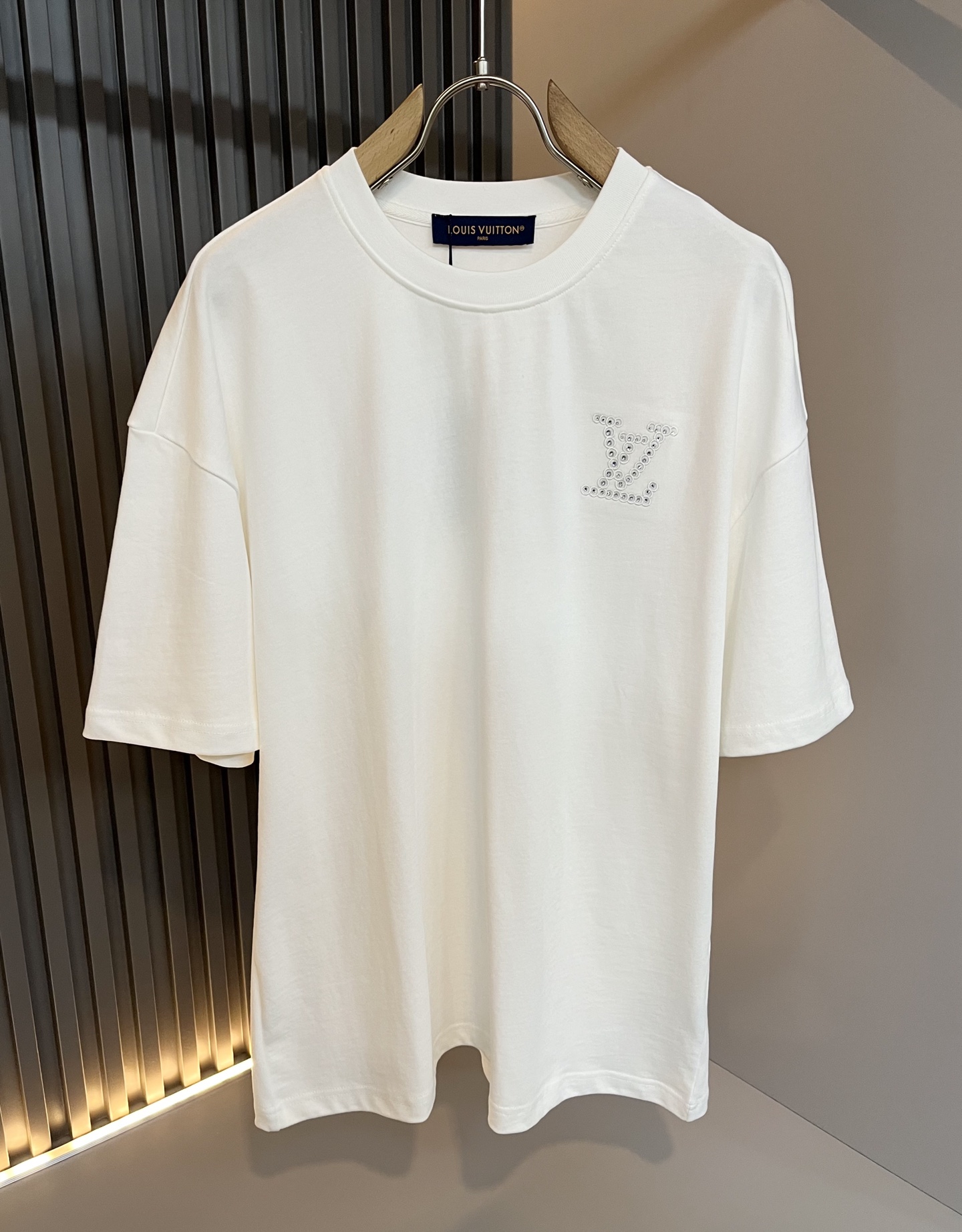 NO:429980,Louis Vuit*on 2025 spring and summer new light luxury casual set, same style for men and women!  The new high-end Louis family has always been so flawless, and creative designs are emerging one after another. If you don’t buy a few pieces of Louis this spring and summer, you can’t be considered a fashion expert. The logo logo pattern of the clothes and diamond design!  The iconic elements of Louis are really something that everyone loves. They are super soft and resilient, from world-class trade-level OEM channels, with extremely rare quantity and no help after selling out. Monogram three-dimensional logo presents an extraordinary texture, clean and neat. This is the Louis family's unique skill and the latest craftsmanship this quarter. The degree of meticulousness has reached the top, and the loose cut style design is unique. It is a fusion of luxury and fashion!  Size S-XL, louis vuitton,louis vuitton,alexander wang19860909Louis Vuit*on 路易家族 2025春夏新款轻奢休闲套装,男女同款装饰！路易家族的新高端,细节品质永远的那么完美无瑕,创意设计层出不穷.今年春夏季节没有入手几件路易你算不上时尚达人.衣身标识logo图案烫钻设计！诠释路易的标志性元素,实属人见人爱的东西.超级柔软且具有韧性,来自世界级贸易级别的代工厂渠道,数量极其稀少售完无补.Monogram立体Logo呈现不一般的质感,干净俐落.这是路易家族的看家绝活也是本季度的最新工艺.细致化程度已经达到顶端了,宽松剪裁的版型设计堪称一绝.属于奢华与时尚的融合！尺码S-XL,,louis vuitton,louis vuitton,alexander wang,Men's clothing