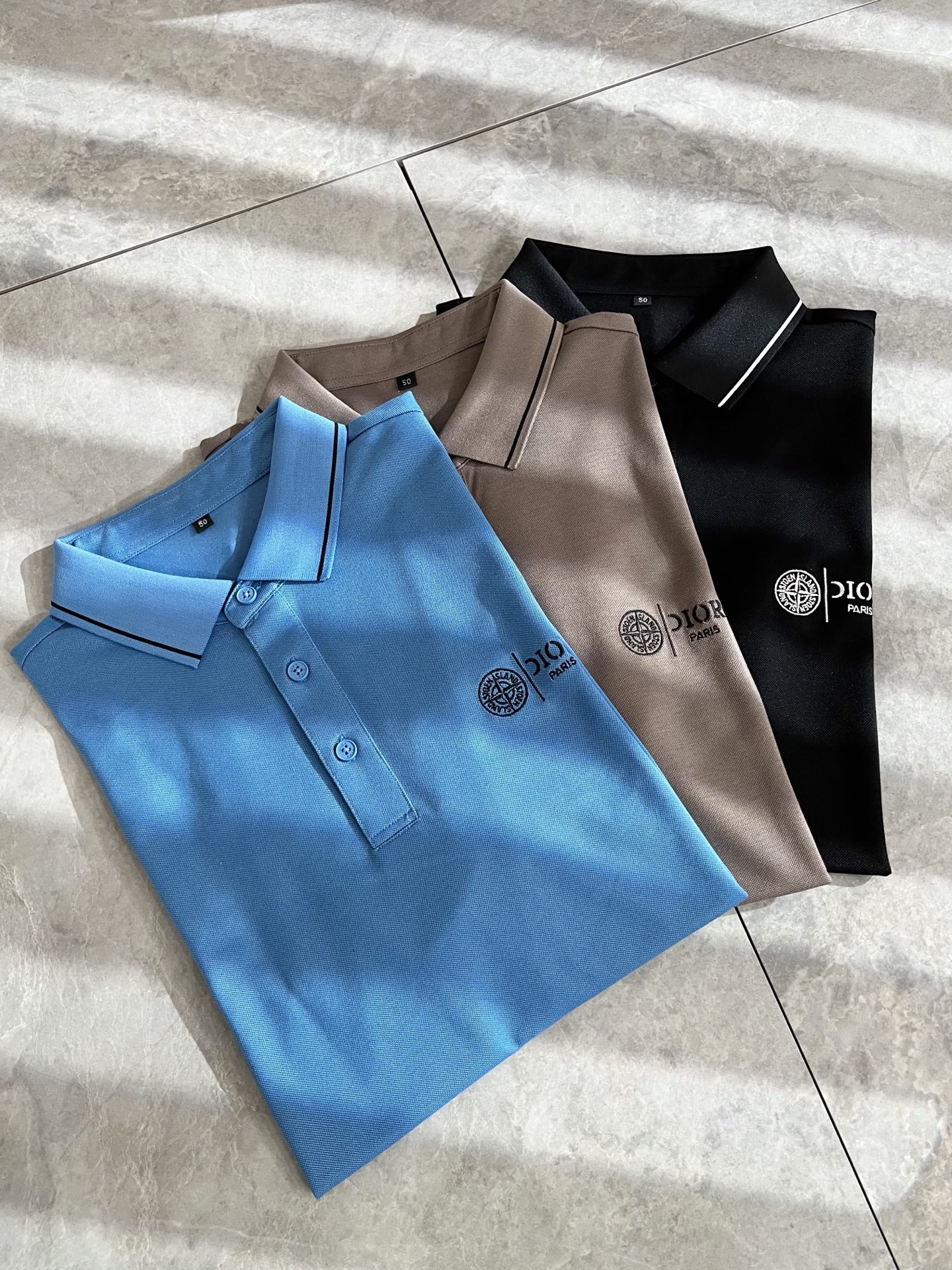 NO:455272,Di*r Dijia New Men's Polo Shirt in 2025 Spring and Summer, simple solid color and fashionable styles, many design celebrities have an inseparable sentiment for solid colors. This is a tribute to tradition and a nostalgia for mood~ In fact, most of the nostalgia of the design also determines the tone of the work. The work I want to talk about today is a new work brought by Dio*~~ It can be said to be a business-friendly and casual style work. The simple iconic logo embroidery design on the shoulders!  The exquisite workmanship is worth savoring, and it can be said to be an extremely accurate and simple style tone. A simple and casual tone is already very accurate. Imported bead floor cotton fabric has a soft and comfortable texture. The classic POLO shirt lapel design is impeccable. It is not monotonous and also more high-end. What originally exudes a fashionable temperament, coupled with its soft and comfortable fabric, the dressing experience of the whole work has gone to a higher level~ The control of style and the stone hammer of the tone is very accurate!  !  The first choice for shopping is OK~~Exclusive to the entire network, size M-4XL, dior, dior, alexander wang19860909Di*r迪家 2025春夏新款男士Polo衫,简约纯色时尚款不乏有许多设计大咖们都对于纯色都有着难以割舍的情怀.这是一种对于传统的致敬,也是一种对于情调的怀旧~其实,设计的怀旧感很大部分也决定了作品的基调.今天要说的这件作品,就是由Dio*带来的新作~~可以说是一件可商务可休闲的风格作品.肩膀简单标志性logo刺绣设计！精致的做工值得细品,可以说是一次极为准确的简洁风定调.一种简洁&休闲的基调已经十分准确了.进口珠地棉面料,质地柔软舒适.经典POLO衫翻领设计,做工无可挑剔.不单调的同时更显高端.本来散发的就是一种时尚的气质,再加上其柔软舒适的面料,整件作品的穿搭体验,更上一层楼~对于风格的把控以及基调的石锤,更是非常只准确！！剁手首选好吧~~全网独家,尺码M-4XL,,dior,dior,alexander wang,Men's clothing