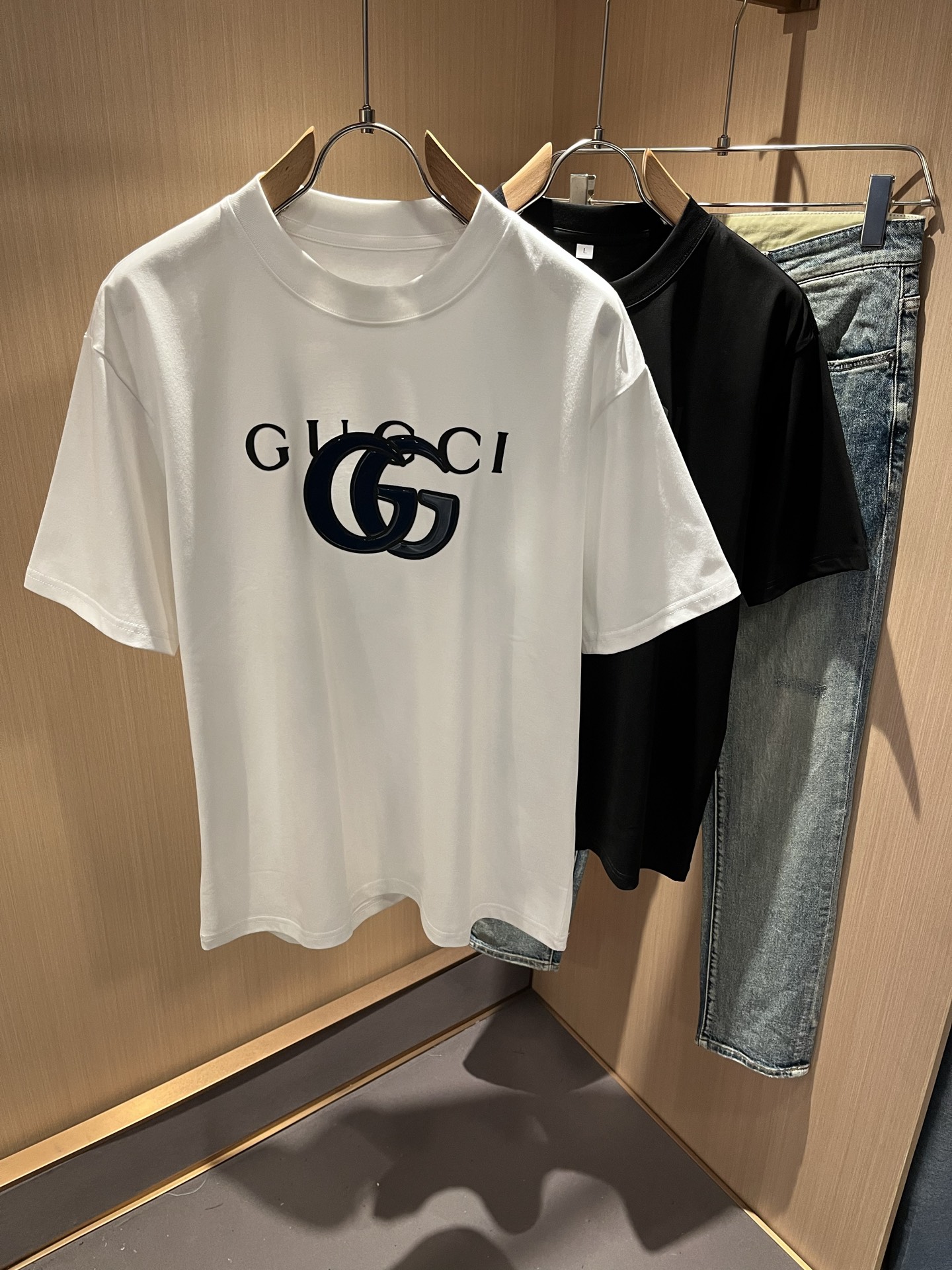 NO:776873,Gucc*Gujia 2026 spring and summer new casual loose cotton round neck short-sleeved T-shirt for gay couples!  Trading company channels are rare and available on the official website simultaneously!  The latest 2025 spring and summer series, classic fashion design elements, inject full vitality into the new series. This T-shirt is made of carefully selected imported cotton fabrics supplied by customers. The fabric feels skin-friendly, soft and delicate, and the body has a panoramic logo laminated and rhinestoned design!  It has an extremely comfortable and breathable wearing experience. The whole piece is very eye-catching and fashionable, and is deeply loved by young people today!  Basic loose round neck cut, unisex style regardless of age and gender, suitable for matching all styles and looks you need in daily life!  It is recommended to wear couple outfits when going out on the street, it will be more eye-catching!  Size M-4XL,,gucci,gucci,T-shirt,tees,t-shirt,19860909Gucc*古家 2026春夏新款男女同情侣款休闲宽松棉质圆领短袖T恤衫！贸易公司渠道稀出,同步官网发售 ！ 2025春夏最新系列,经典时尚设计元素,为全新系列注入满满活力,这款T恤衫用心甄选客供进口棉面料制成,面料手感亲肤柔软细腻,衣身全景logo压胶烫钻设计！拥有着无比舒适透气性的穿着体验,整件单品极具吸睛度与时尚感,深受当下年轻人的喜爱！基础宽松的圆领版型裁剪,不分年龄与性别的中性款式,适合搭配你日常所需的所有风格与造型！建议搭配情侣装出街会更为养眼出色！尺码M-4XL,,gucci,gucci,T-shirt,tees，t-shirt,,Men's clothing