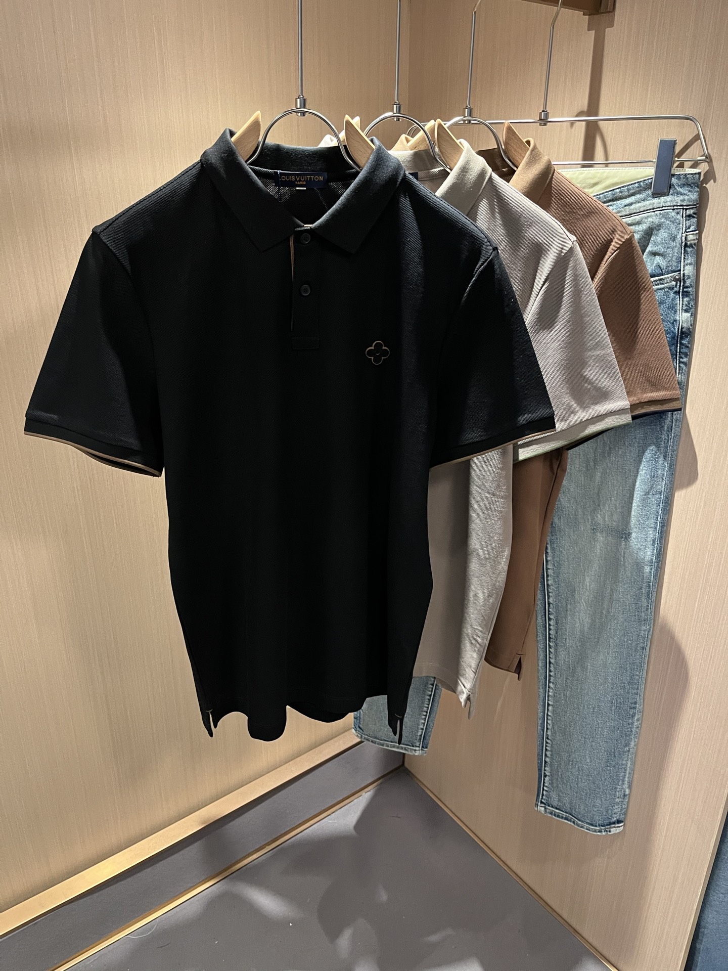  LouisVuitt*路易*登  2025春夏新品最新工艺短袖Polo衫，胸前logo图案设计！代表品