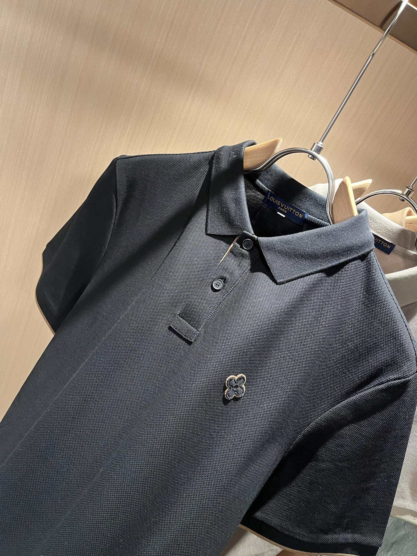  LouisVuitt*路易*登  2025春夏新品最新工艺短袖Polo衫，胸前logo图案设计！代表品