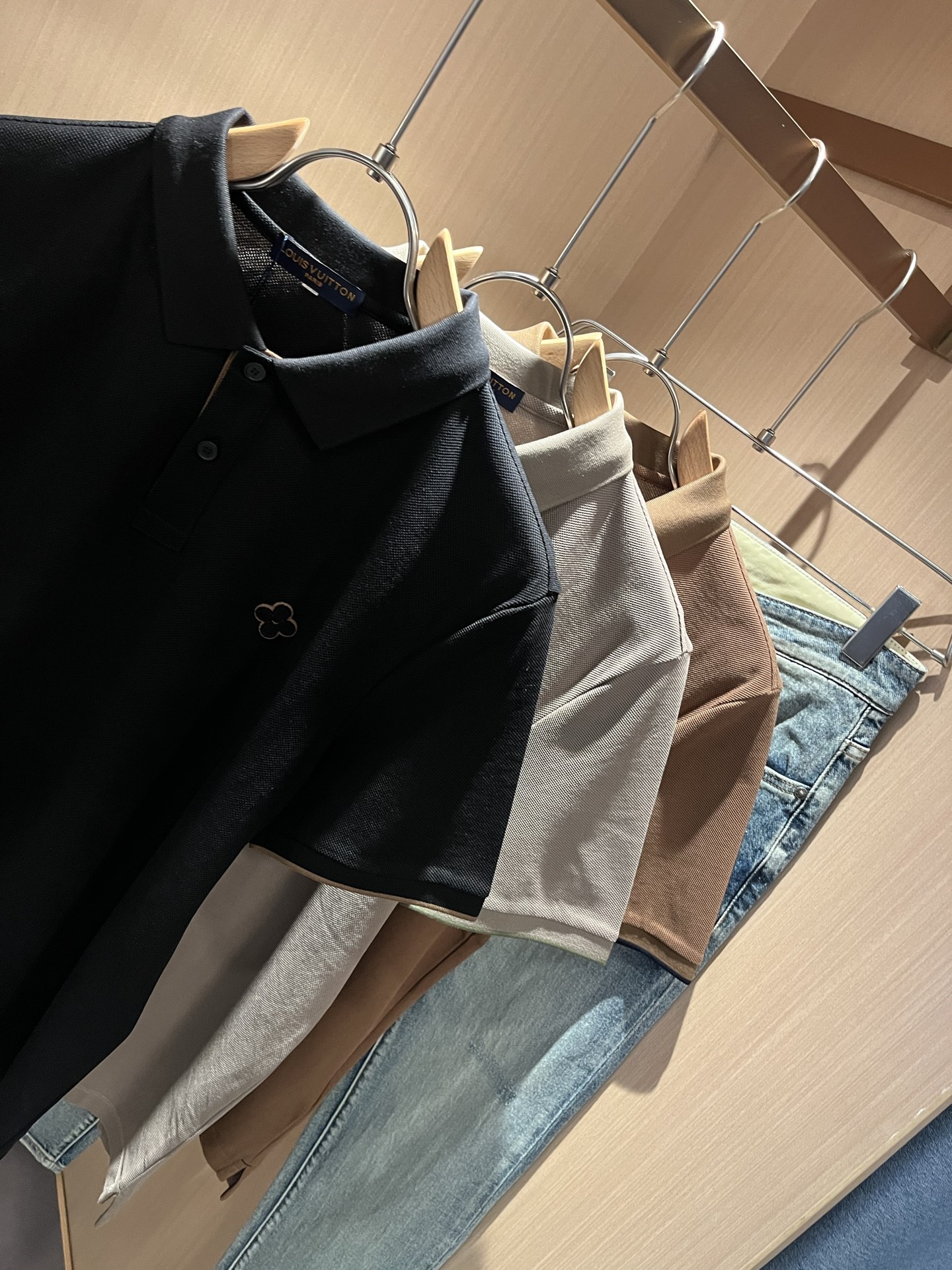  LouisVuitt*路易*登  2025春夏新品最新工艺短袖Polo衫，胸前logo图案设计！代表品