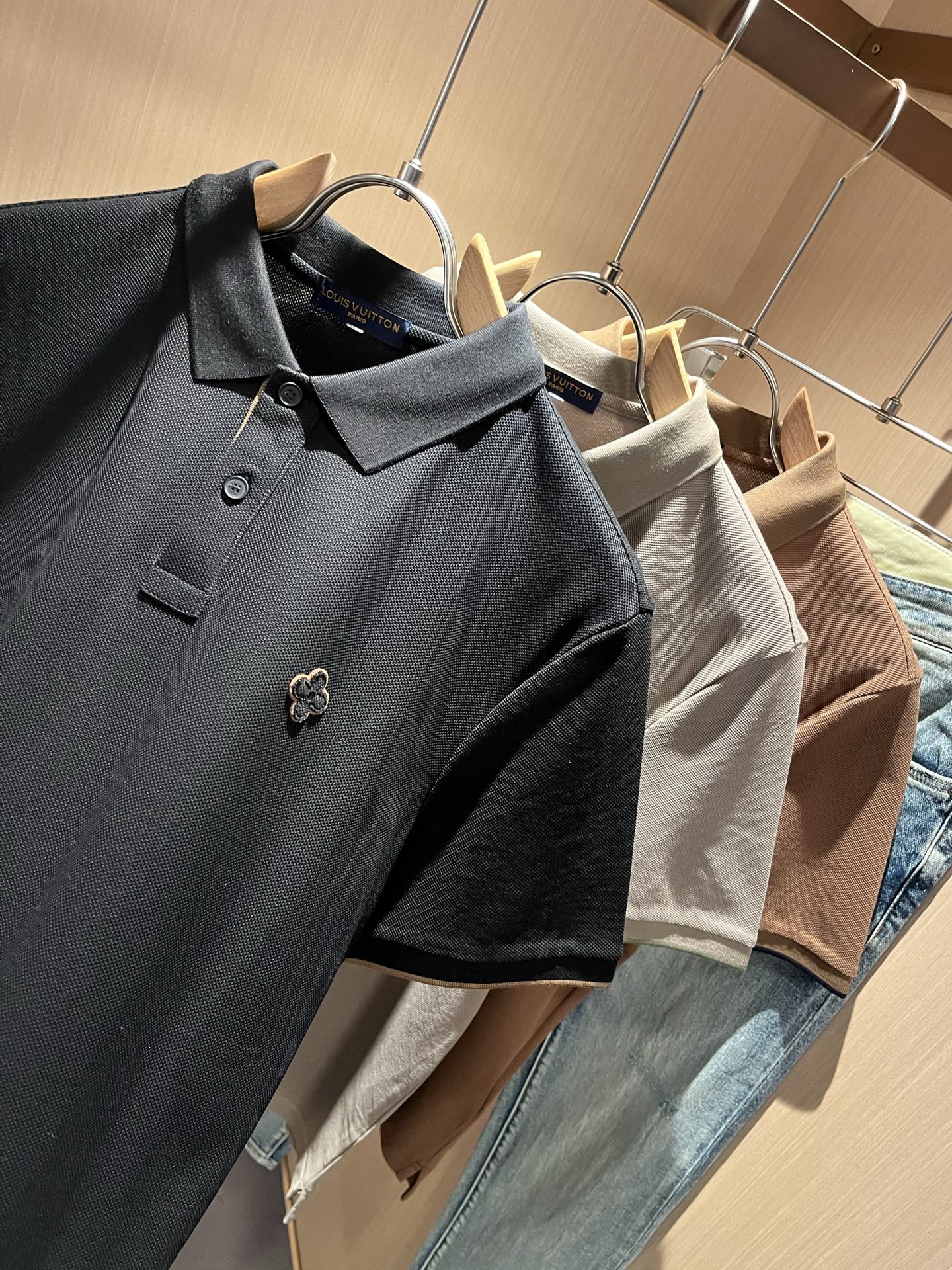  LouisVuitt*路易*登  2025春夏新品最新工艺短袖Polo衫，胸前logo图案设计！代表品
