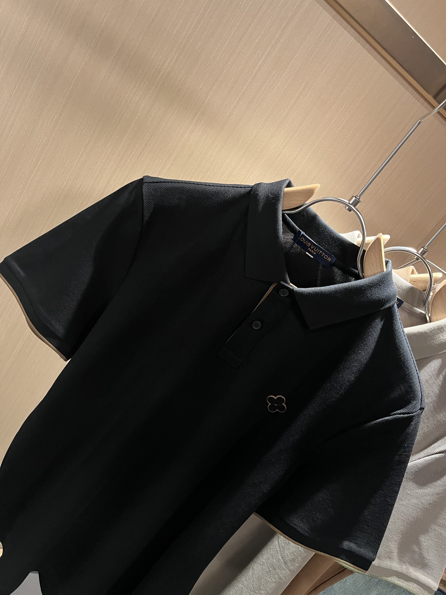  LouisVuitt*路易*登  2025春夏新品最新工艺短袖Polo衫，胸前logo图案设计！代表品