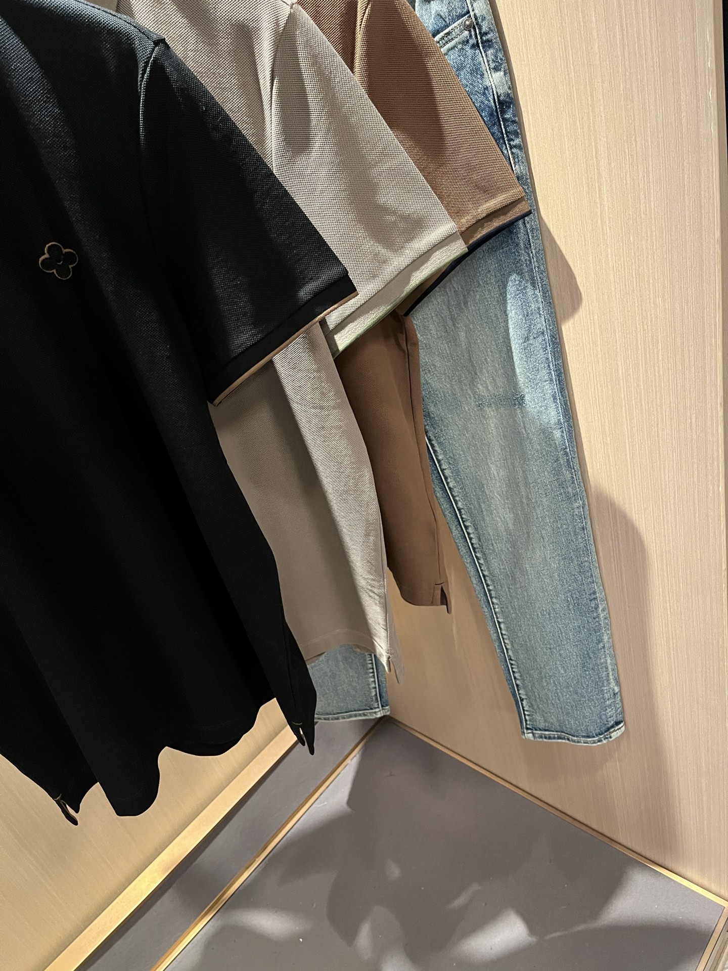  LouisVuitt*路易*登  2025春夏新品最新工艺短袖Polo衫，胸前logo图案设计！代表品