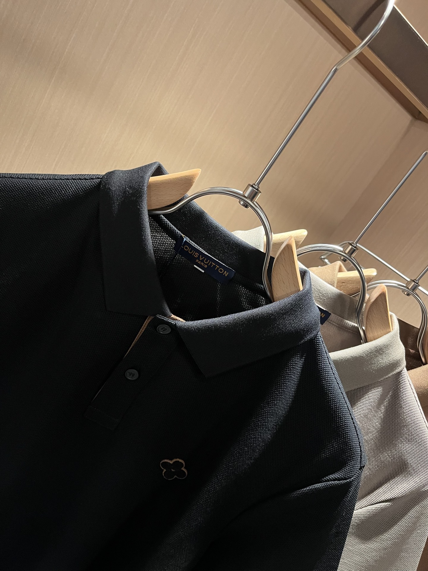  LouisVuitt*路易*登  2025春夏新品最新工艺短袖Polo衫，胸前logo图案设计！代表品