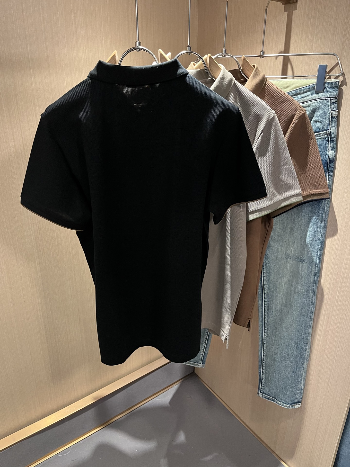  LouisVuitt*路易*登  2025春夏新品最新工艺短袖Polo衫，胸前logo图案设计！代表品
