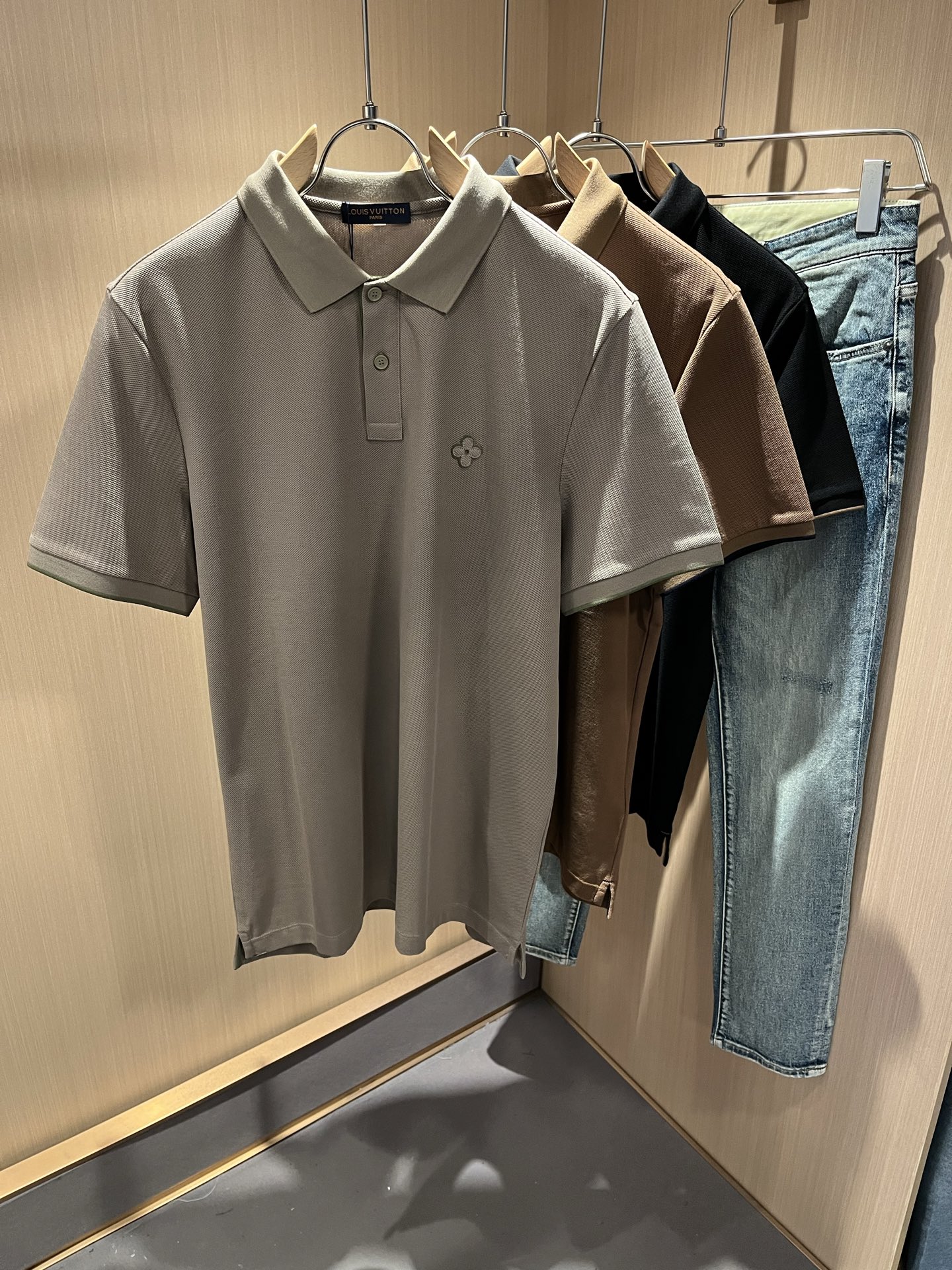  LouisVuitt*路易*登  2025春夏新品最新工艺短袖Polo衫，胸前logo图案设计！代表品