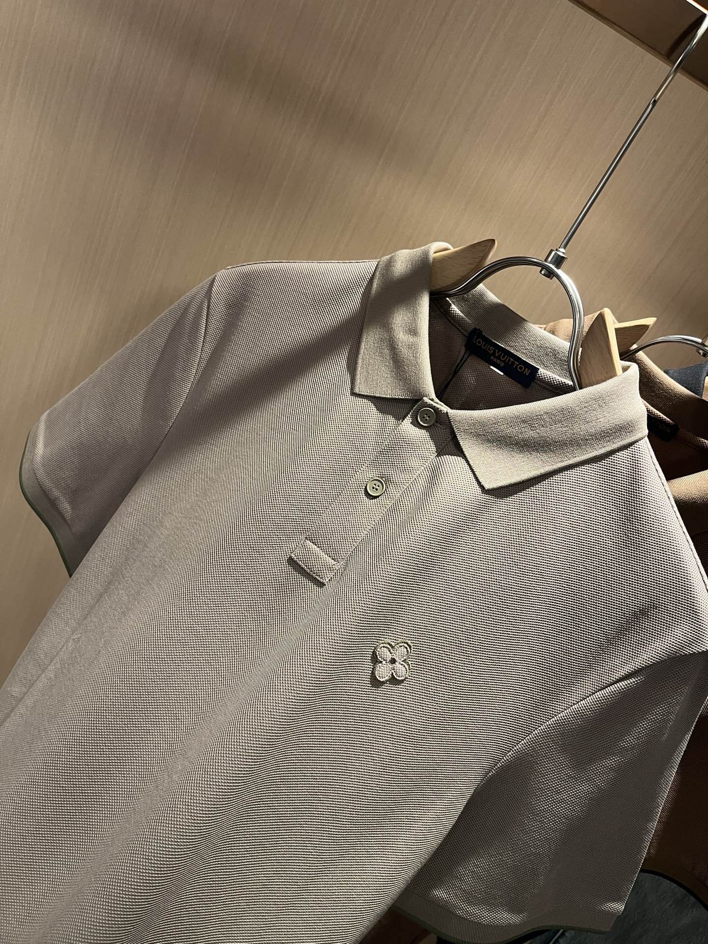  LouisVuitt*路易*登  2025春夏新品最新工艺短袖Polo衫，胸前logo图案设计！代表品