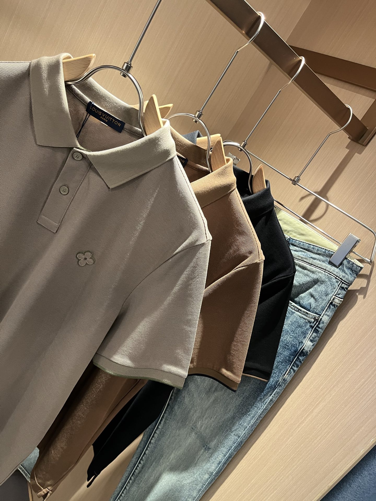  LouisVuitt*路易*登  2025春夏新品最新工艺短袖Polo衫，胸前logo图案设计！代表品