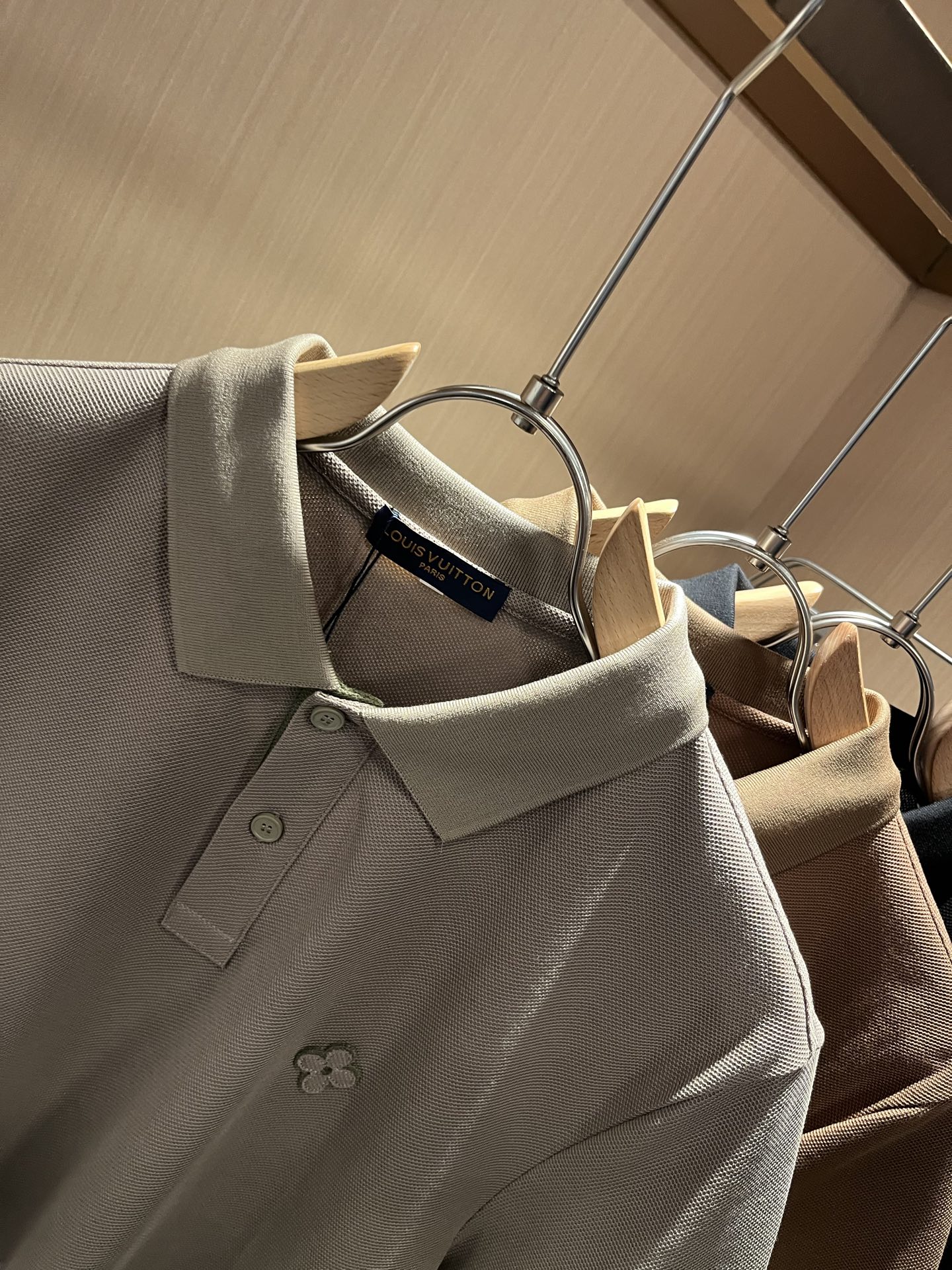  LouisVuitt*路易*登  2025春夏新品最新工艺短袖Polo衫，胸前logo图案设计！代表品