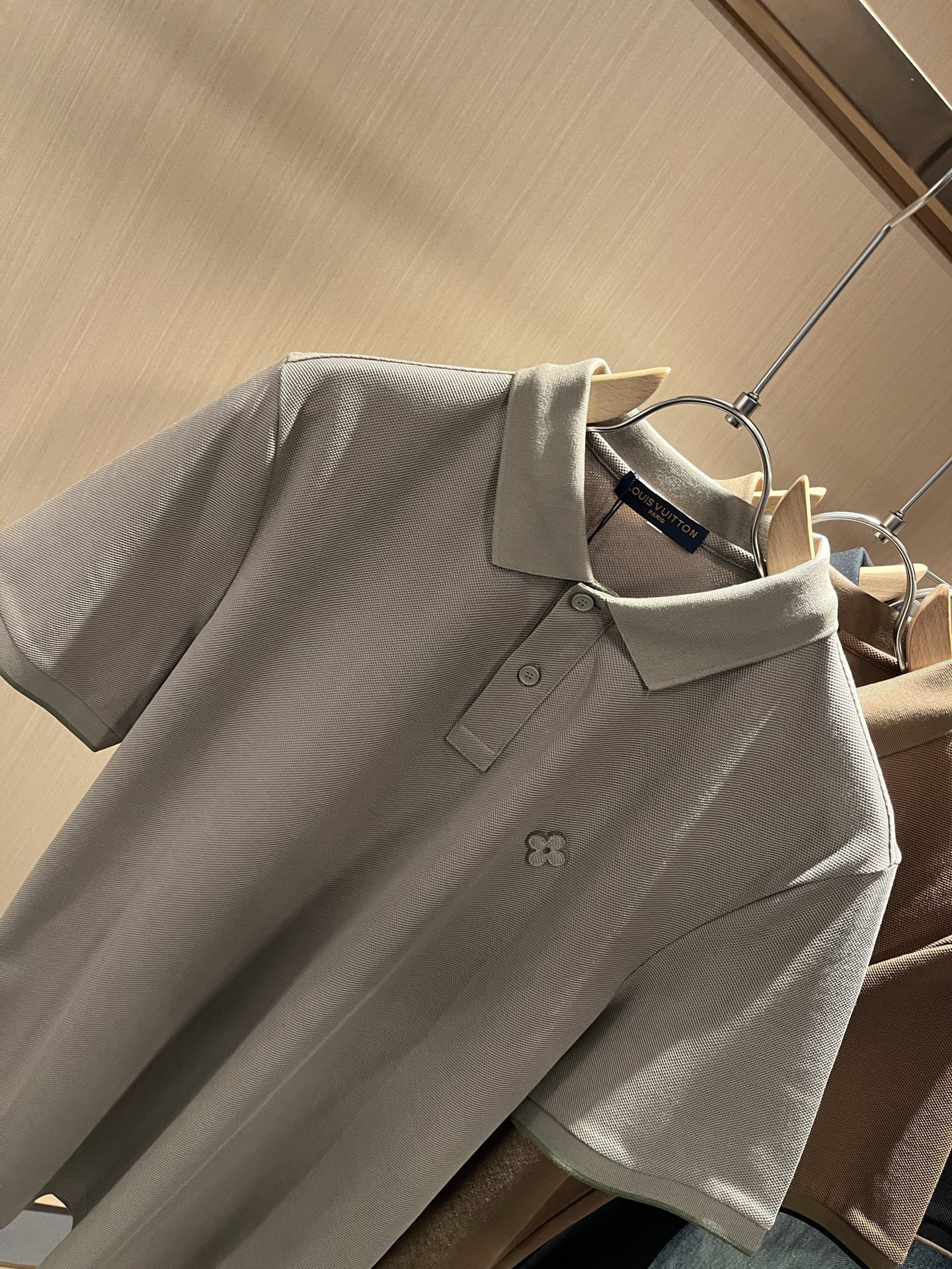  LouisVuitt*路易*登  2025春夏新品最新工艺短袖Polo衫，胸前logo图案设计！代表品