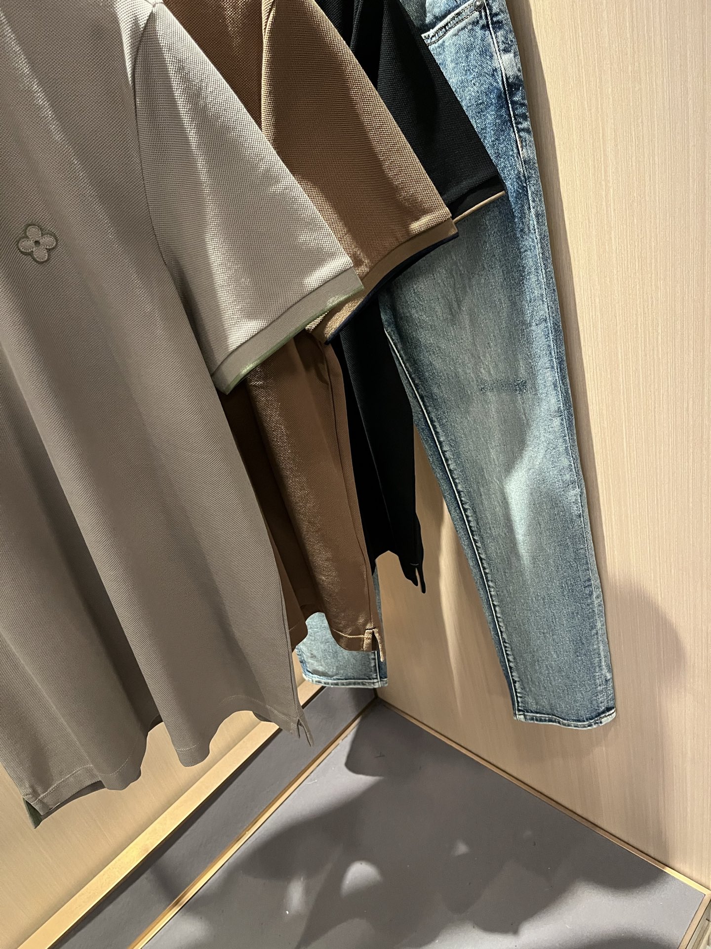  LouisVuitt*路易*登  2025春夏新品最新工艺短袖Polo衫，胸前logo图案设计！代表品