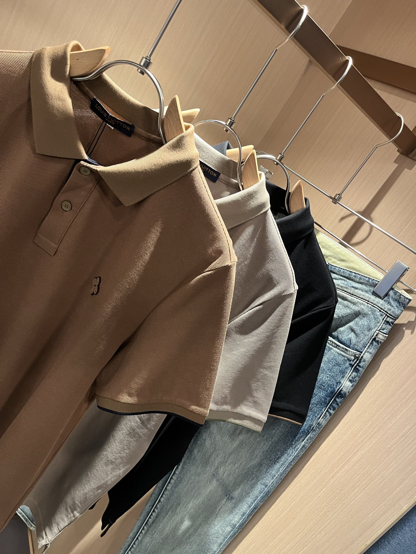  LouisVuitt*路易*登  2025春夏新品最新工艺短袖Polo衫，胸前logo图案设计！代表品