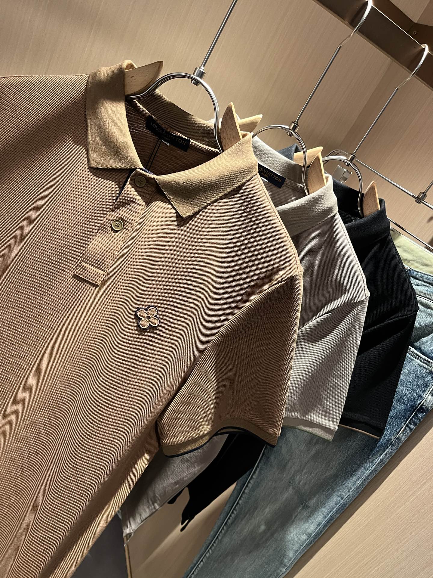  LouisVuitt*路易*登  2025春夏新品最新工艺短袖Polo衫，胸前logo图案设计！代表品