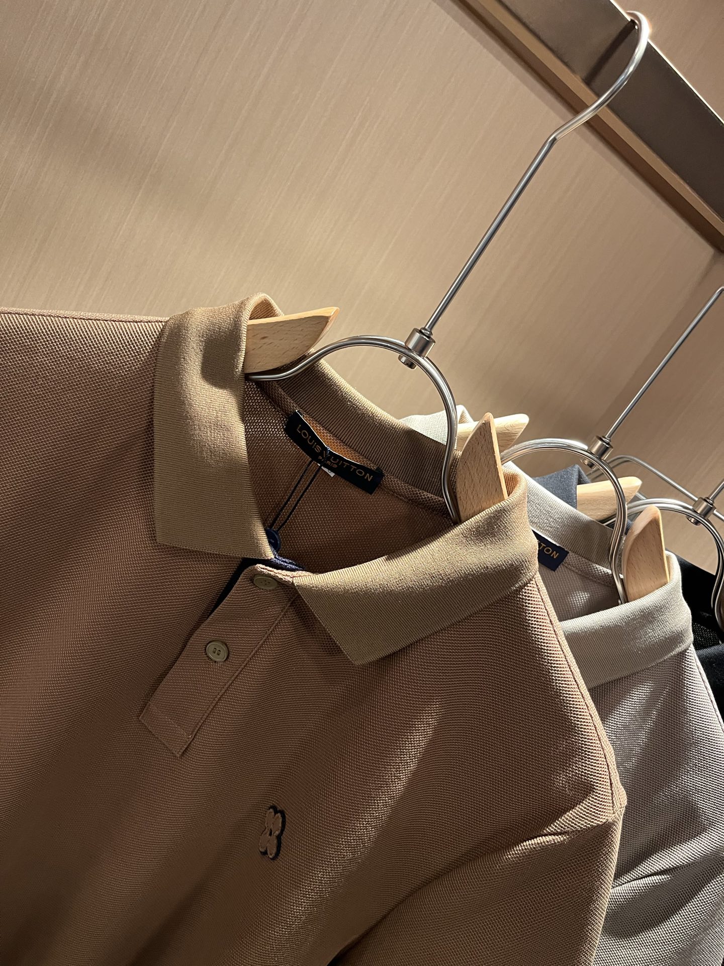  LouisVuitt*路易*登  2025春夏新品最新工艺短袖Polo衫，胸前logo图案设计！代表品