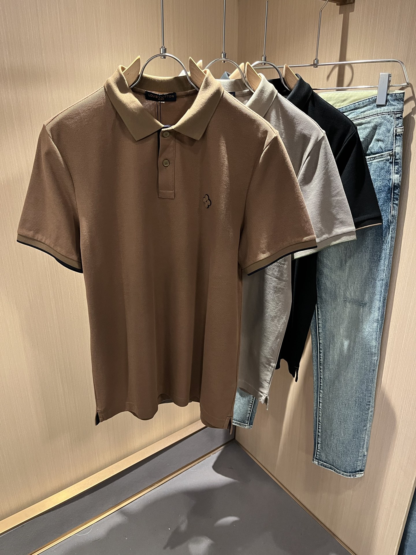  LouisVuitt*路易*登  2025春夏新品最新工艺短袖Polo衫，胸前logo图案设计！代表品