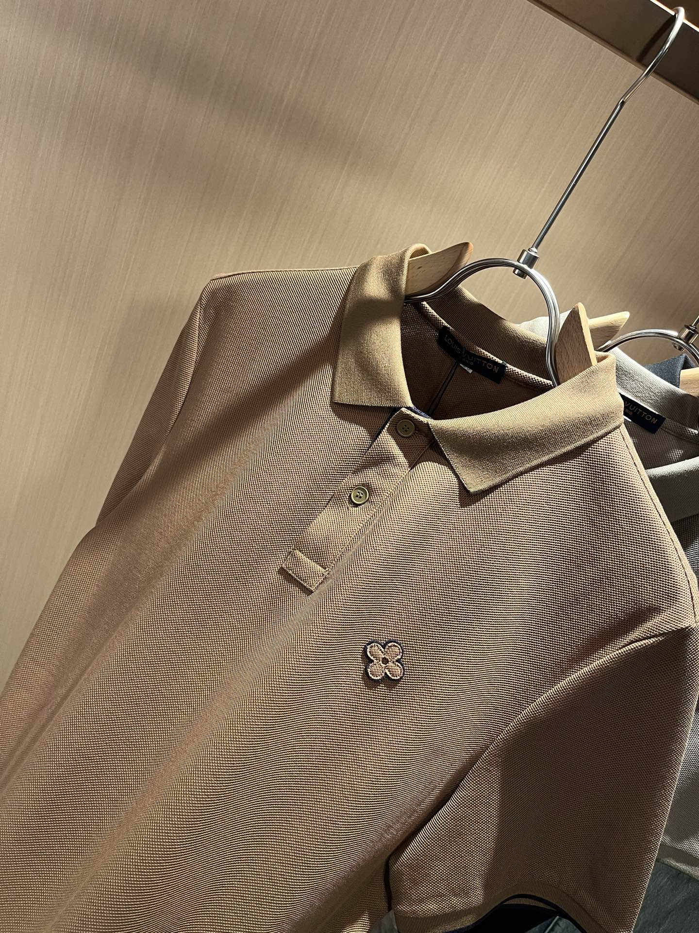  LouisVuitt*路易*登  2025春夏新品最新工艺短袖Polo衫，胸前logo图案设计！代表品