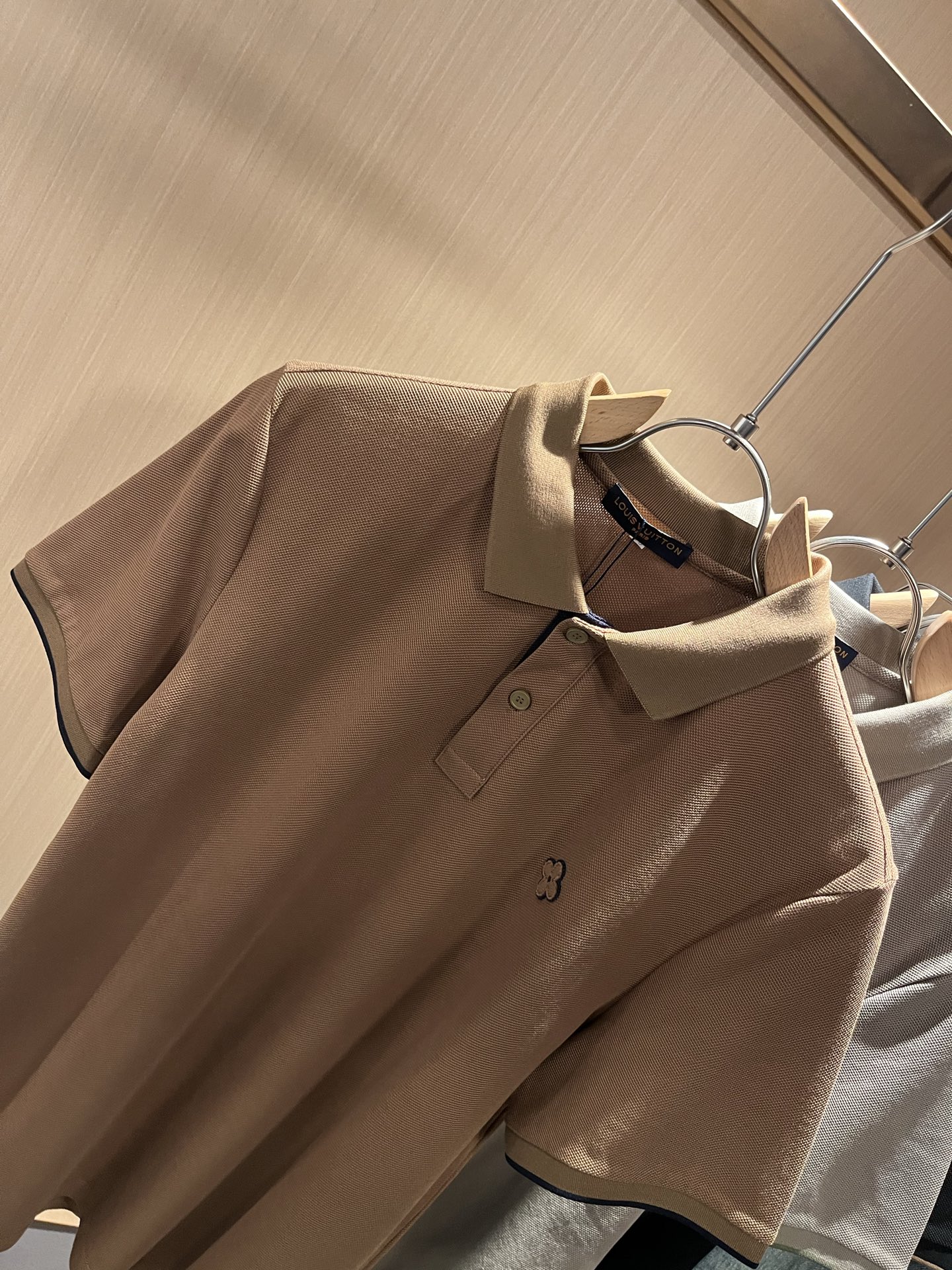  LouisVuitt*路易*登  2025春夏新品最新工艺短袖Polo衫，胸前logo图案设计！代表品