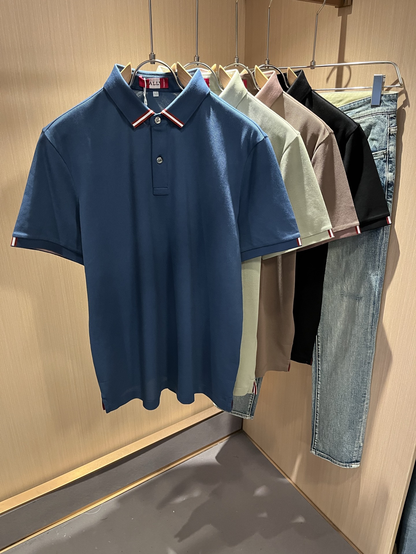  BALLY巴利 2025春夏新款男士休闲Polo衫，走秀图案时尚休闲短袖T恤衫！设计logo印花设计！