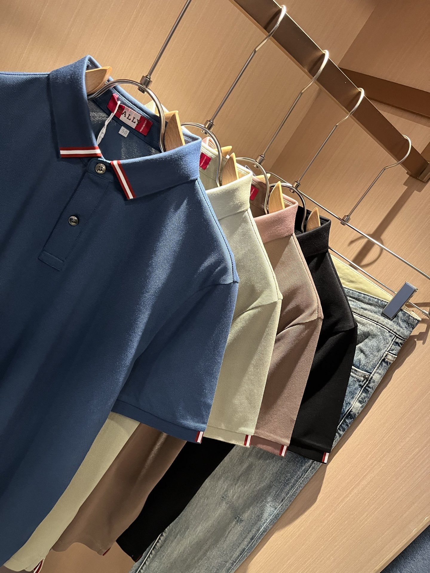  BALLY巴利 2025春夏新款男士休闲Polo衫，走秀图案时尚休闲短袖T恤衫！设计logo印花设计！