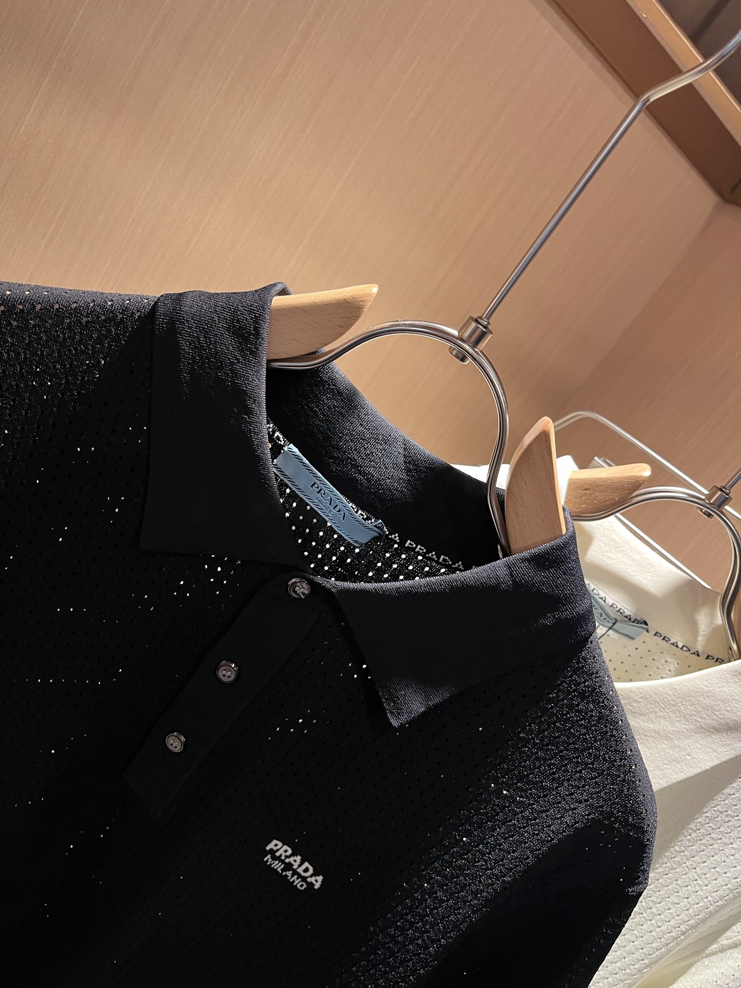  PRAD*A普*达2025春夏新款男士翻领伊力特短袖针织短袖T恤，最新款全网独家首上！！~既经典有时尚