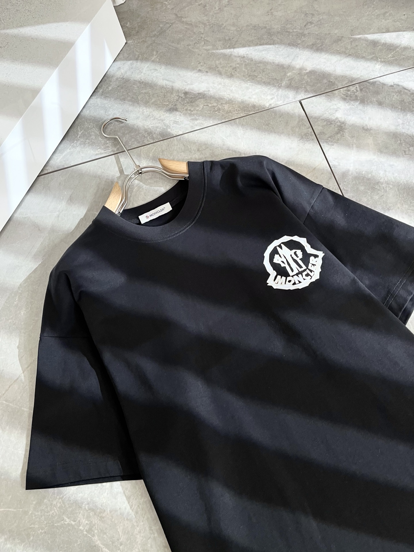 P70（顶级版本 区别通货）
25ss 蒙口 夏季新款  重磅推出双纱纯棉面料短袖 春夏走秀款 个性独家款式 男女同款 采用进口定制定染面料 后领锁链底全包肩 过水不变形不缩水 春夏最新砖柜同步 时尚又个性 超级百搭好看款  男女都非常合适  人手必备款 春夏最新砖柜同步 时尚又个性 超级百搭好看款 春夏最新砖柜同步 时尚又个性 超级百搭好看款  男女都非常合适  人手必备款  吊牌 领标 水洗麦 三标齐全
颜色：白色 黑色
码数：M-3XL（下单请报身高体重）