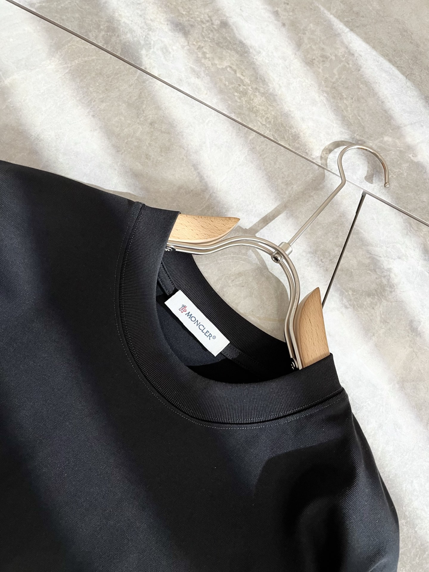 P70（顶级版本 区别通货）
25ss 蒙口 夏季新款  重磅推出双纱纯棉面料短袖 春夏走秀款 个性独家款式 男女同款 采用进口定制定染面料 后领锁链底全包肩 过水不变形不缩水 春夏最新砖柜同步 时尚又个性 超级百搭好看款  男女都非常合适  人手必备款 春夏最新砖柜同步 时尚又个性 超级百搭好看款 春夏最新砖柜同步 时尚又个性 超级百搭好看款  男女都非常合适  人手必备款  吊牌 领标 水洗麦 三标齐全
颜色：白色 黑色
码数：M-3XL（下单请报身高体重）