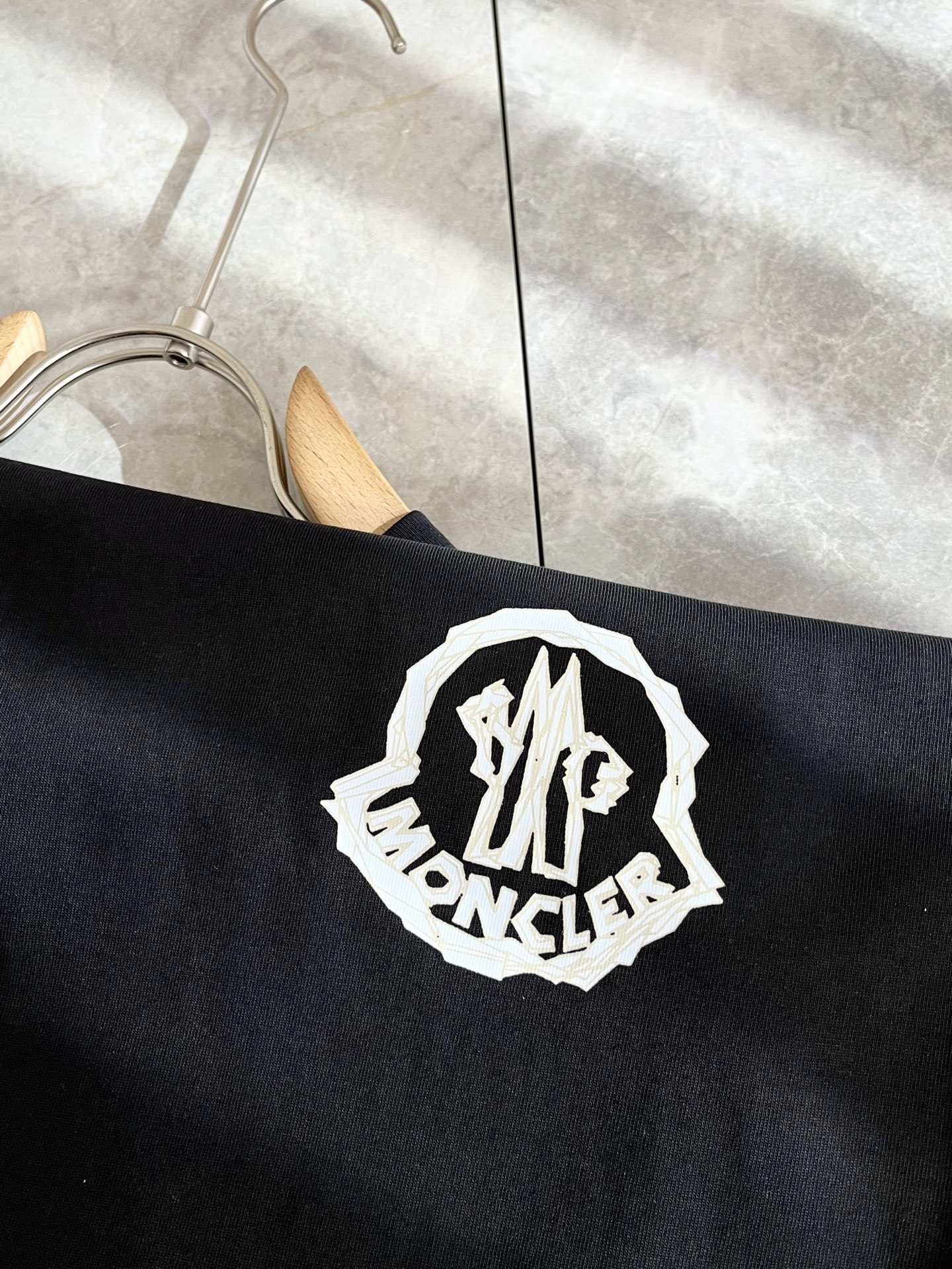 P70（顶级版本 区别通货）
25ss 蒙口 夏季新款  重磅推出双纱纯棉面料短袖 春夏走秀款 个性独家款式 男女同款 采用进口定制定染面料 后领锁链底全包肩 过水不变形不缩水 春夏最新砖柜同步 时尚又个性 超级百搭好看款  男女都非常合适  人手必备款 春夏最新砖柜同步 时尚又个性 超级百搭好看款 春夏最新砖柜同步 时尚又个性 超级百搭好看款  男女都非常合适  人手必备款  吊牌 领标 水洗麦 三标齐全
颜色：白色 黑色
码数：M-3XL（下单请报身高体重）