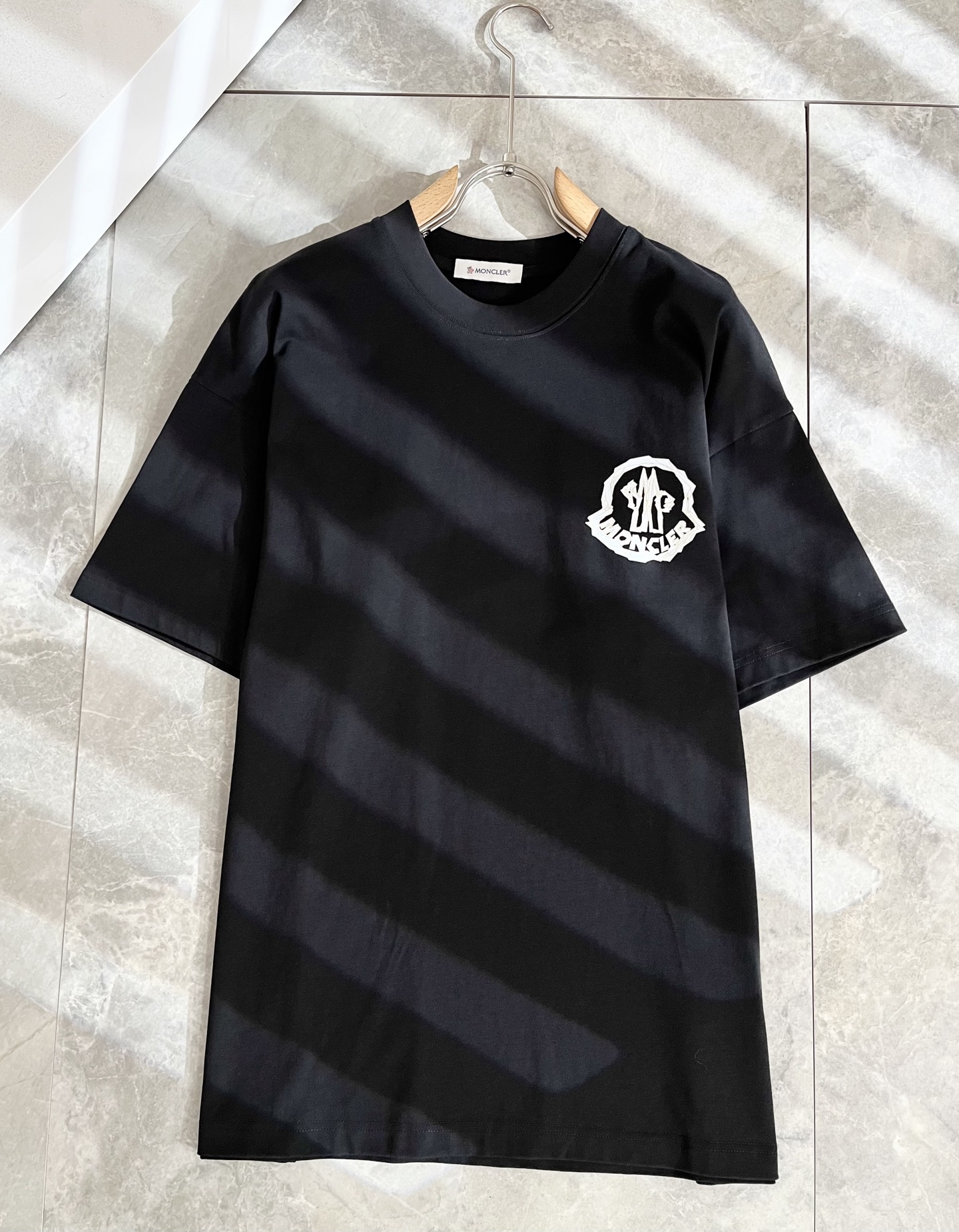 P70（顶级版本 区别通货）
25ss 蒙口 夏季新款  重磅推出双纱纯棉面料短袖 春夏走秀款 个性独家款式 男女同款 采用进口定制定染面料 后领锁链底全包肩 过水不变形不缩水 春夏最新砖柜同步 时尚又个性 超级百搭好看款  男女都非常合适  人手必备款 春夏最新砖柜同步 时尚又个性 超级百搭好看款 春夏最新砖柜同步 时尚又个性 超级百搭好看款  男女都非常合适  人手必备款  吊牌 领标 水洗麦 三标齐全
颜色：白色 黑色
码数：M-3XL（下单请报身高体重）