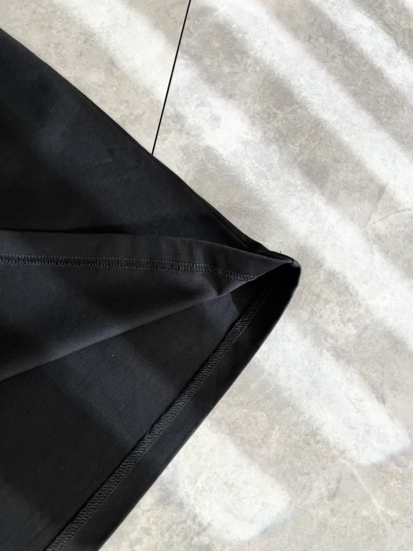 P70（顶级版本 区别通货）
25ss 蒙口 夏季新款  重磅推出双纱纯棉面料短袖 春夏走秀款 个性独家款式 男女同款 采用进口定制定染面料 后领锁链底全包肩 过水不变形不缩水 春夏最新砖柜同步 时尚又个性 超级百搭好看款  男女都非常合适  人手必备款 春夏最新砖柜同步 时尚又个性 超级百搭好看款 春夏最新砖柜同步 时尚又个性 超级百搭好看款  男女都非常合适  人手必备款  吊牌 领标 水洗麦 三标齐全
颜色：白色 黑色
码数：M-3XL（下单请报身高体重）