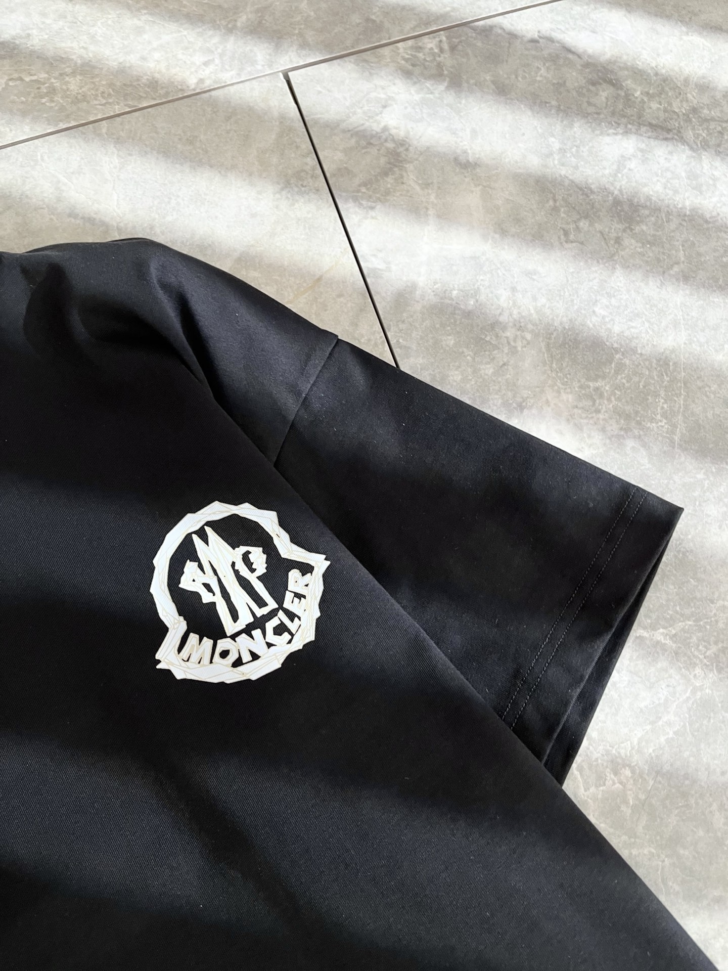 P70（顶级版本 区别通货）
25ss 蒙口 夏季新款  重磅推出双纱纯棉面料短袖 春夏走秀款 个性独家款式 男女同款 采用进口定制定染面料 后领锁链底全包肩 过水不变形不缩水 春夏最新砖柜同步 时尚又个性 超级百搭好看款  男女都非常合适  人手必备款 春夏最新砖柜同步 时尚又个性 超级百搭好看款 春夏最新砖柜同步 时尚又个性 超级百搭好看款  男女都非常合适  人手必备款  吊牌 领标 水洗麦 三标齐全
颜色：白色 黑色
码数：M-3XL（下单请报身高体重）