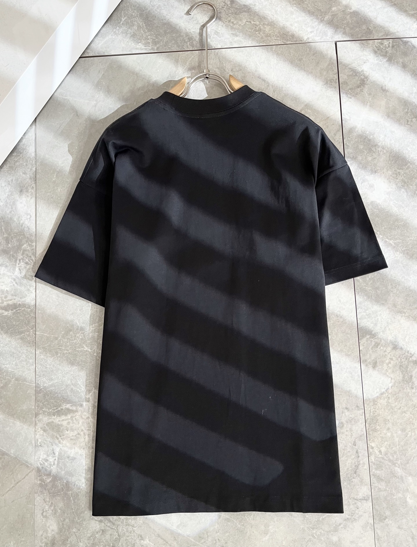 P70（顶级版本 区别通货）
25ss 蒙口 夏季新款  重磅推出双纱纯棉面料短袖 春夏走秀款 个性独家款式 男女同款 采用进口定制定染面料 后领锁链底全包肩 过水不变形不缩水 春夏最新砖柜同步 时尚又个性 超级百搭好看款  男女都非常合适  人手必备款 春夏最新砖柜同步 时尚又个性 超级百搭好看款 春夏最新砖柜同步 时尚又个性 超级百搭好看款  男女都非常合适  人手必备款  吊牌 领标 水洗麦 三标齐全
颜色：白色 黑色
码数：M-3XL（下单请报身高体重）