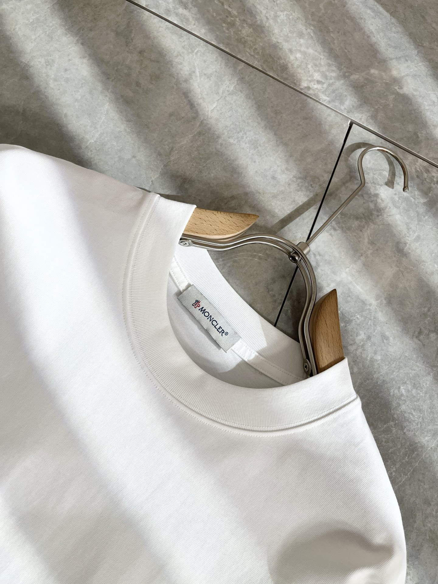 P70（顶级版本 区别通货）
25ss 蒙口 夏季新款  重磅推出双纱纯棉面料短袖 春夏走秀款 个性独家款式 男女同款 采用进口定制定染面料 后领锁链底全包肩 过水不变形不缩水 春夏最新砖柜同步 时尚又个性 超级百搭好看款  男女都非常合适  人手必备款 春夏最新砖柜同步 时尚又个性 超级百搭好看款 春夏最新砖柜同步 时尚又个性 超级百搭好看款  男女都非常合适  人手必备款  吊牌 领标 水洗麦 三标齐全
颜色：白色 黑色
码数：M-3XL（下单请报身高体重）