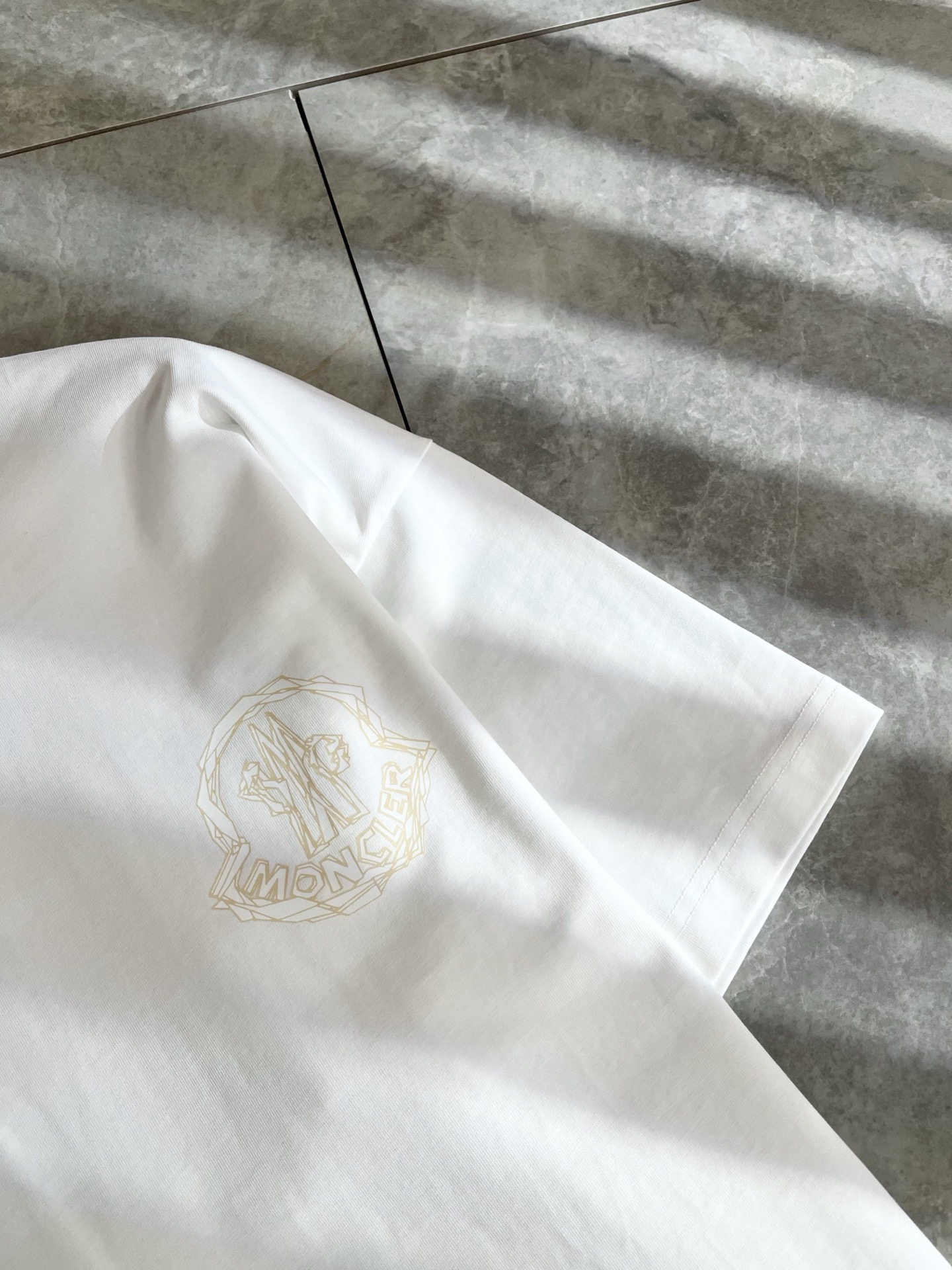 P70（顶级版本 区别通货）
25ss 蒙口 夏季新款  重磅推出双纱纯棉面料短袖 春夏走秀款 个性独家款式 男女同款 采用进口定制定染面料 后领锁链底全包肩 过水不变形不缩水 春夏最新砖柜同步 时尚又个性 超级百搭好看款  男女都非常合适  人手必备款 春夏最新砖柜同步 时尚又个性 超级百搭好看款 春夏最新砖柜同步 时尚又个性 超级百搭好看款  男女都非常合适  人手必备款  吊牌 领标 水洗麦 三标齐全
颜色：白色 黑色
码数：M-3XL（下单请报身高体重）