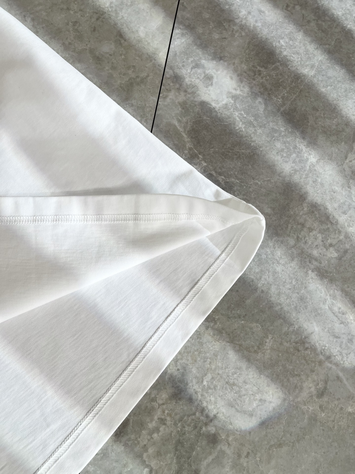 P70（顶级版本 区别通货）
25ss 蒙口 夏季新款  重磅推出双纱纯棉面料短袖 春夏走秀款 个性独家款式 男女同款 采用进口定制定染面料 后领锁链底全包肩 过水不变形不缩水 春夏最新砖柜同步 时尚又个性 超级百搭好看款  男女都非常合适  人手必备款 春夏最新砖柜同步 时尚又个性 超级百搭好看款 春夏最新砖柜同步 时尚又个性 超级百搭好看款  男女都非常合适  人手必备款  吊牌 领标 水洗麦 三标齐全
颜色：白色 黑色
码数：M-3XL（下单请报身高体重）