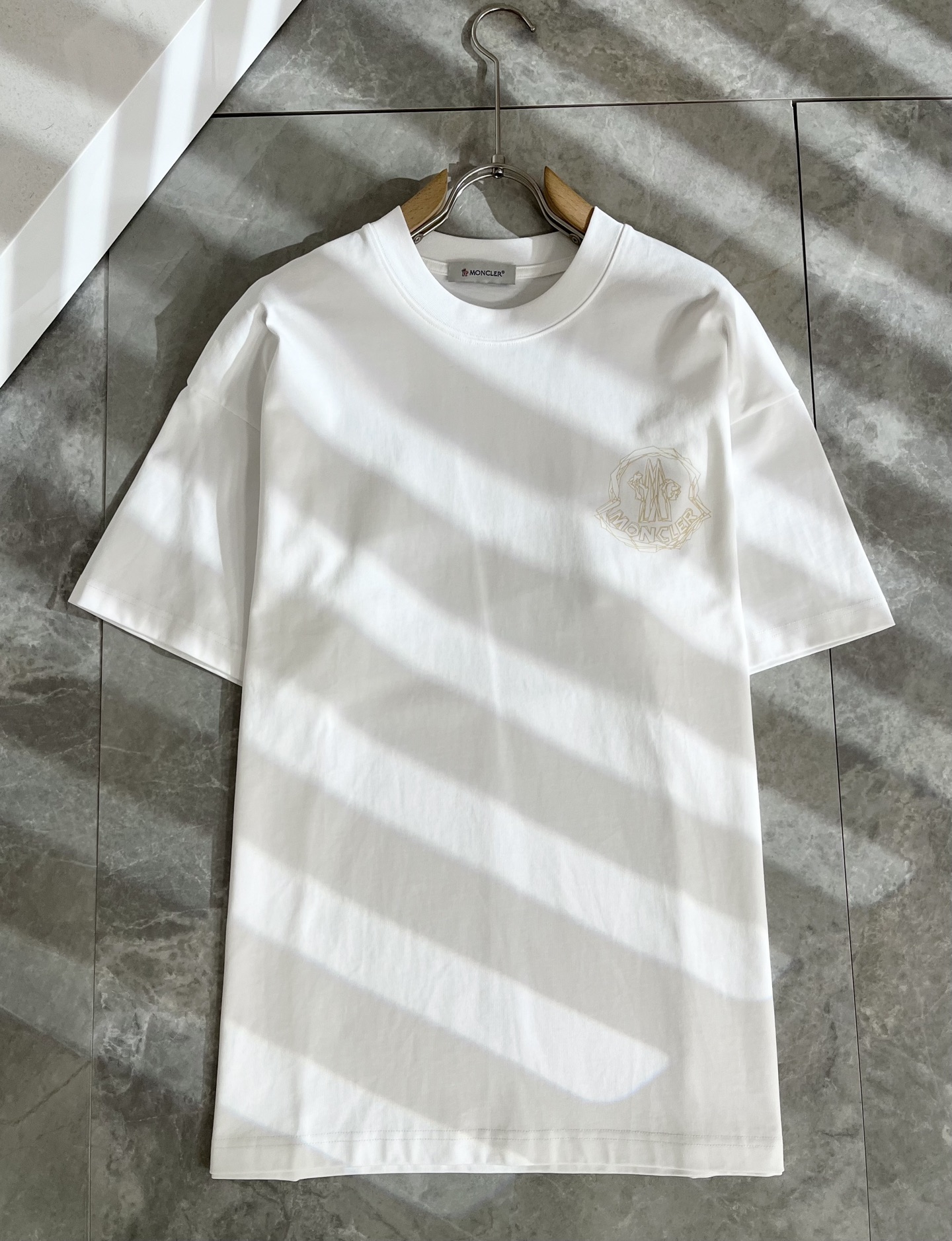 P70（顶级版本 区别通货）
25ss 蒙口 夏季新款  重磅推出双纱纯棉面料短袖 春夏走秀款 个性独家款式 男女同款 采用进口定制定染面料 后领锁链底全包肩 过水不变形不缩水 春夏最新砖柜同步 时尚又个性 超级百搭好看款  男女都非常合适  人手必备款 春夏最新砖柜同步 时尚又个性 超级百搭好看款 春夏最新砖柜同步 时尚又个性 超级百搭好看款  男女都非常合适  人手必备款  吊牌 领标 水洗麦 三标齐全
颜色：白色 黑色
码数：M-3XL（下单请报身高体重）