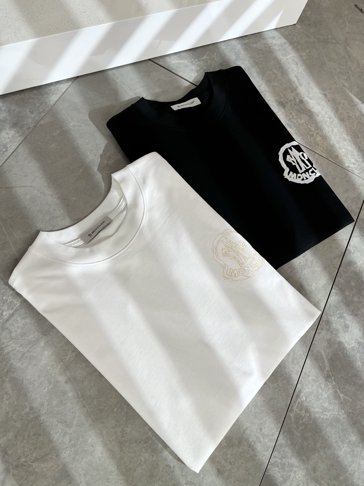 P70（顶级版本 区别通货）
25ss 蒙口 夏季新款  重磅推出双纱纯棉面料短袖 春夏走秀款 个性独家款式 男女同款 采用进口定制定染面料 后领锁链底全包肩 过水不变形不缩水 春夏最新砖柜同步 时尚又个性 超级百搭好看款  男女都非常合适  人手必备款 春夏最新砖柜同步 时尚又个性 超级百搭好看款 春夏最新砖柜同步 时尚又个性 超级百搭好看款  男女都非常合适  人手必备款  吊牌 领标 水洗麦 三标齐全
颜色：白色 黑色
码数：M-3XL（下单请报身高体重）