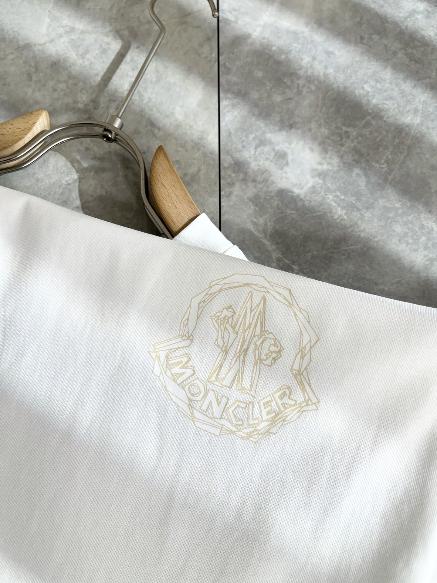 P70（顶级版本 区别通货）
25ss 蒙口 夏季新款  重磅推出双纱纯棉面料短袖 春夏走秀款 个性独家款式 男女同款 采用进口定制定染面料 后领锁链底全包肩 过水不变形不缩水 春夏最新砖柜同步 时尚又个性 超级百搭好看款  男女都非常合适  人手必备款 春夏最新砖柜同步 时尚又个性 超级百搭好看款 春夏最新砖柜同步 时尚又个性 超级百搭好看款  男女都非常合适  人手必备款  吊牌 领标 水洗麦 三标齐全
颜色：白色 黑色
码数：M-3XL（下单请报身高体重）